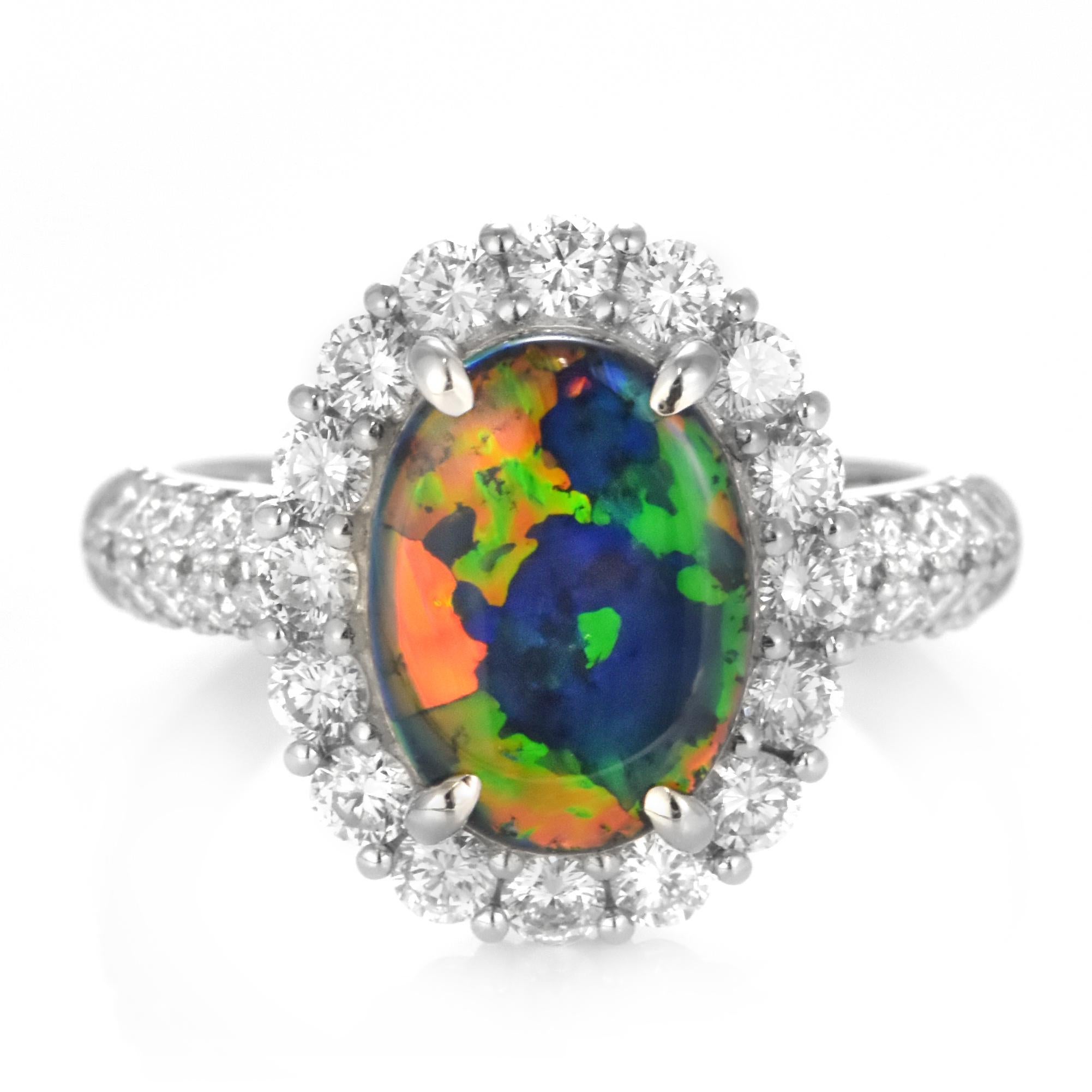 Un bellissimo anello con un'opale nera australiana da 2,348 carati e diamanti da 1,15 carati, realizzato in platino. L'Opale mostra un ottimo gioco di colori! Gli opali sono noti per la presenza di lampi di colori dell'arcobaleno, noti come 