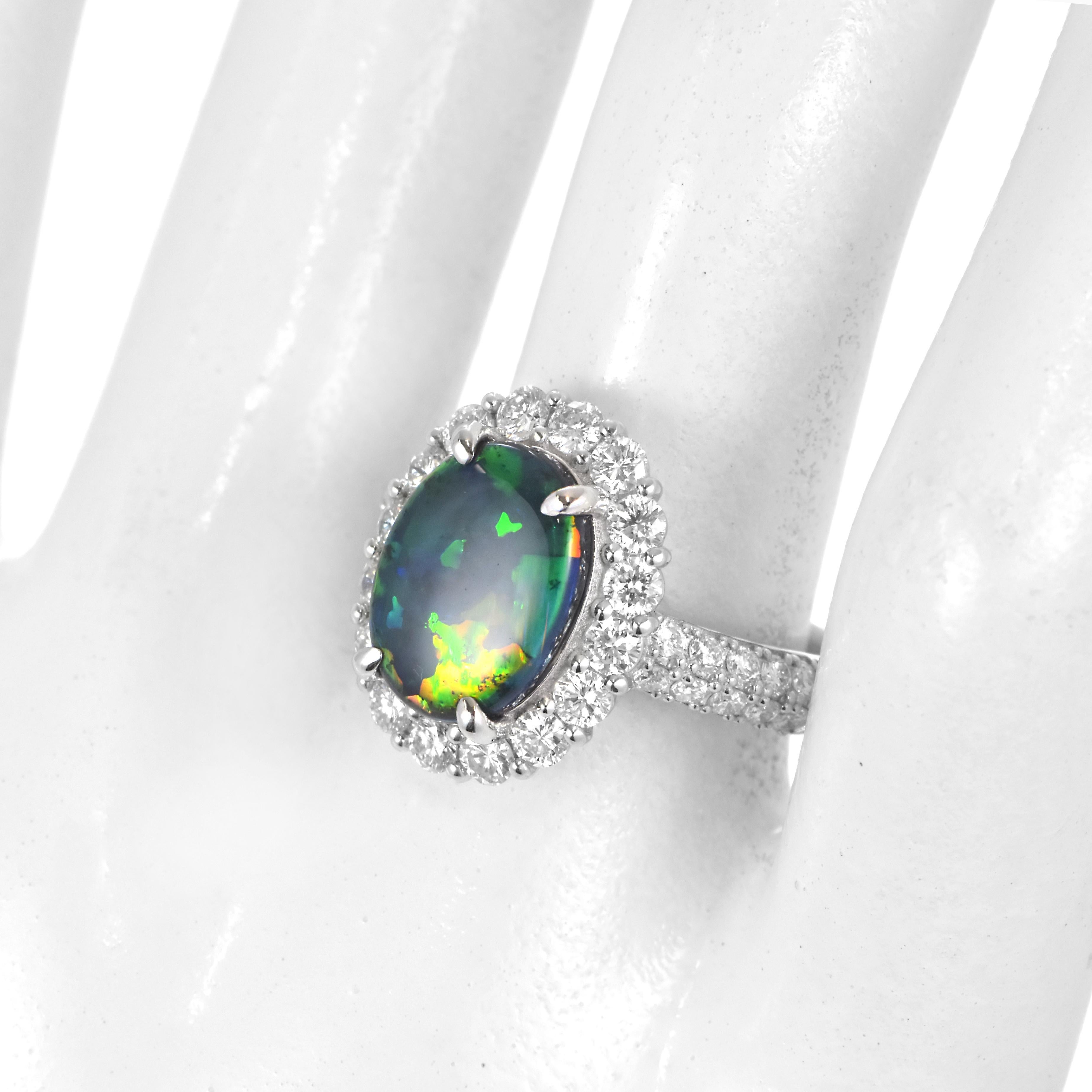 Moderno Anello con Opale nero australiano e diamanti da 2.34 carati in platino in vendita