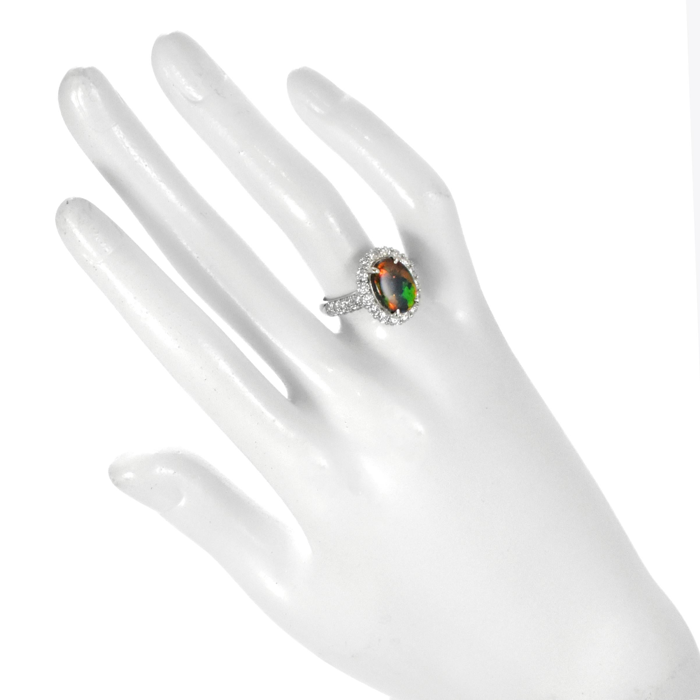 Cabochon Anello con Opale nero australiano e diamanti da 2.34 carati in platino in vendita