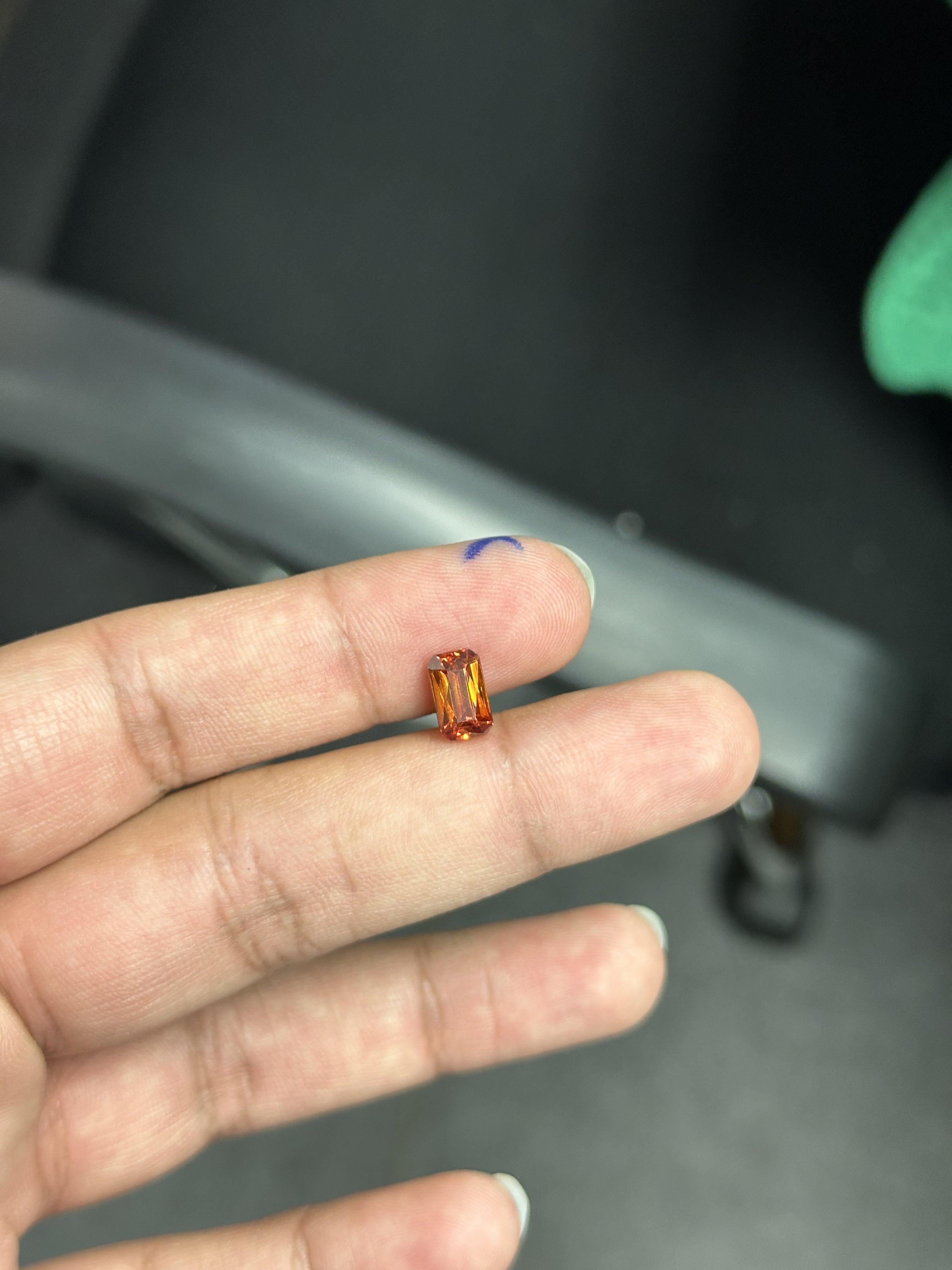 Una gemma di sfarelite da 2,34 carati, che risplende di sfumature arancioni. La Spharelite è tagliata alla perfezione in una forma a smeraldo.

Si ritiene che una Spharelite migliori la capacità di comprendere meglio il proprio io interiore e di