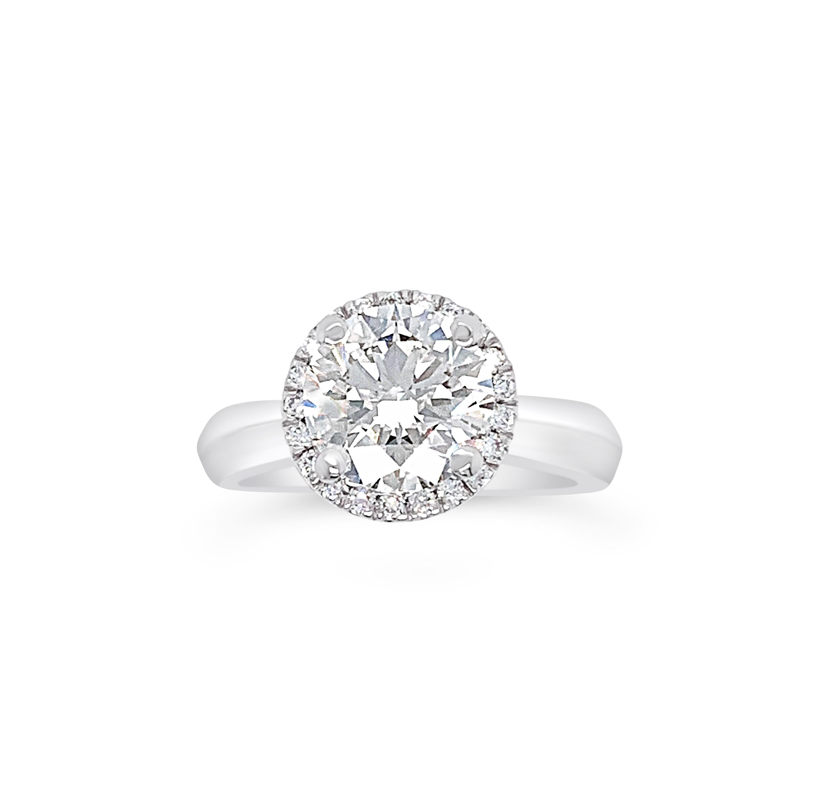 2.34 Carat Round Brilliant Diamond Halo Ring in Platinum In Good Condition For Sale In Palm Beach, FL