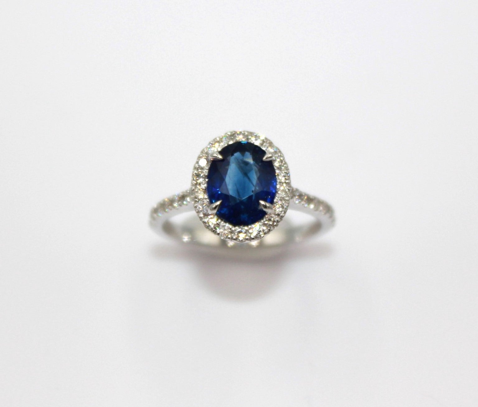 2,34 Karat ovaler Ceylon-Saphir, umrahmt von 34 runden Diamanten mit einem Gesamtgewicht von 0,57 Karat. 

Dieser atemberaubende Saphir-Diamant-Ring wird Ihre Eleganz und Einzigartigkeit unterstreichen. 

Artikel-Details:
- Art: Ring
- Metall: 18K