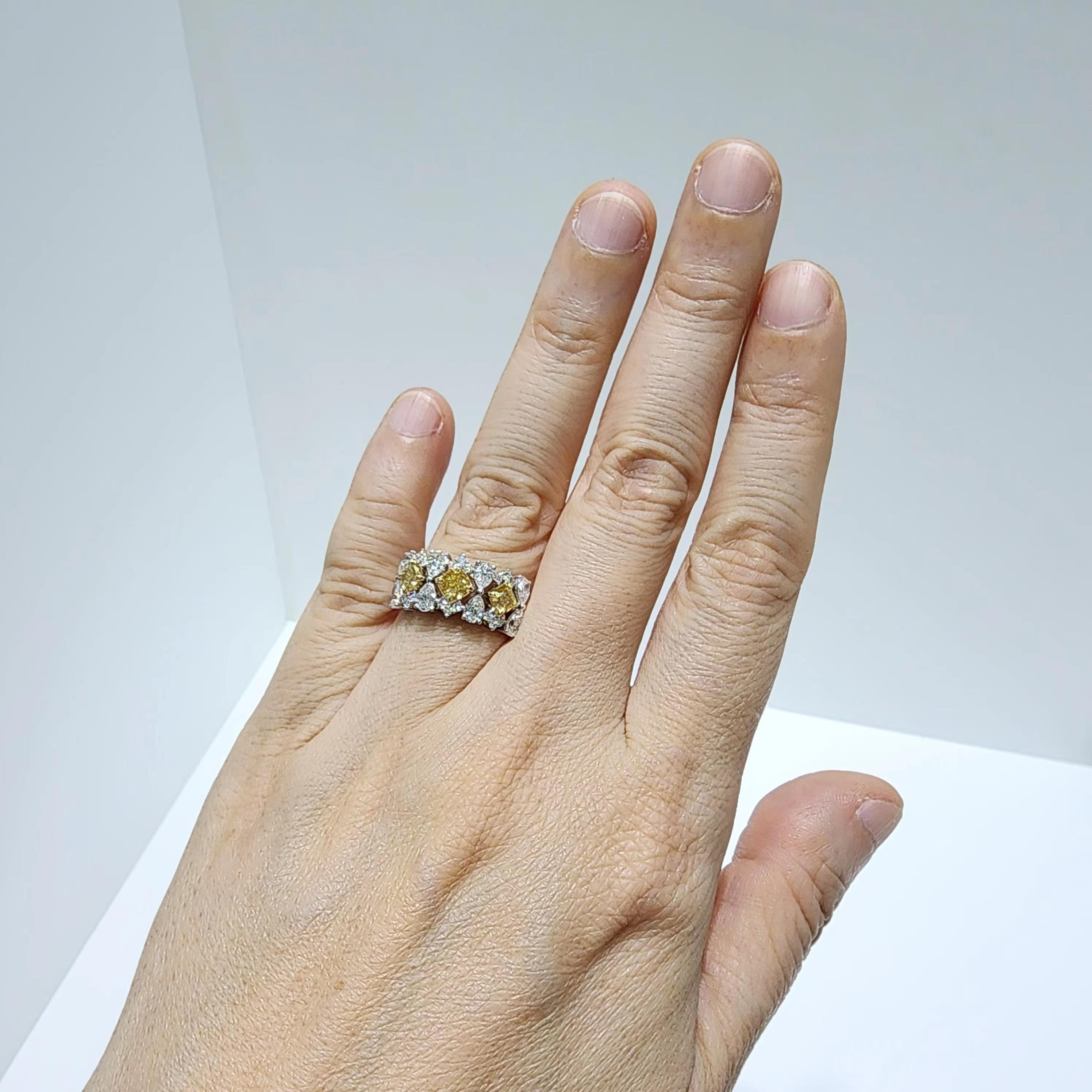 IGI Certified 2.34 Carat Yellow Diamond Fancy Diamond Rings in 18K White Gold In New Condition For Sale In Hong Kong, HK