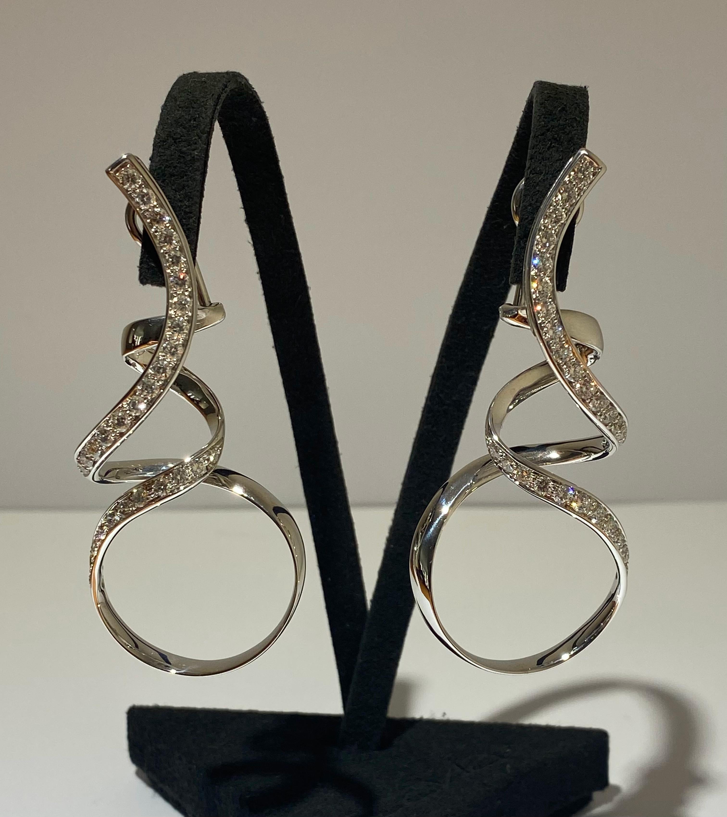 Contemporain Scavia - Boucles d'oreilles clips en or blanc 18 carats avec pavés de 2,34 carats de diamants en vente