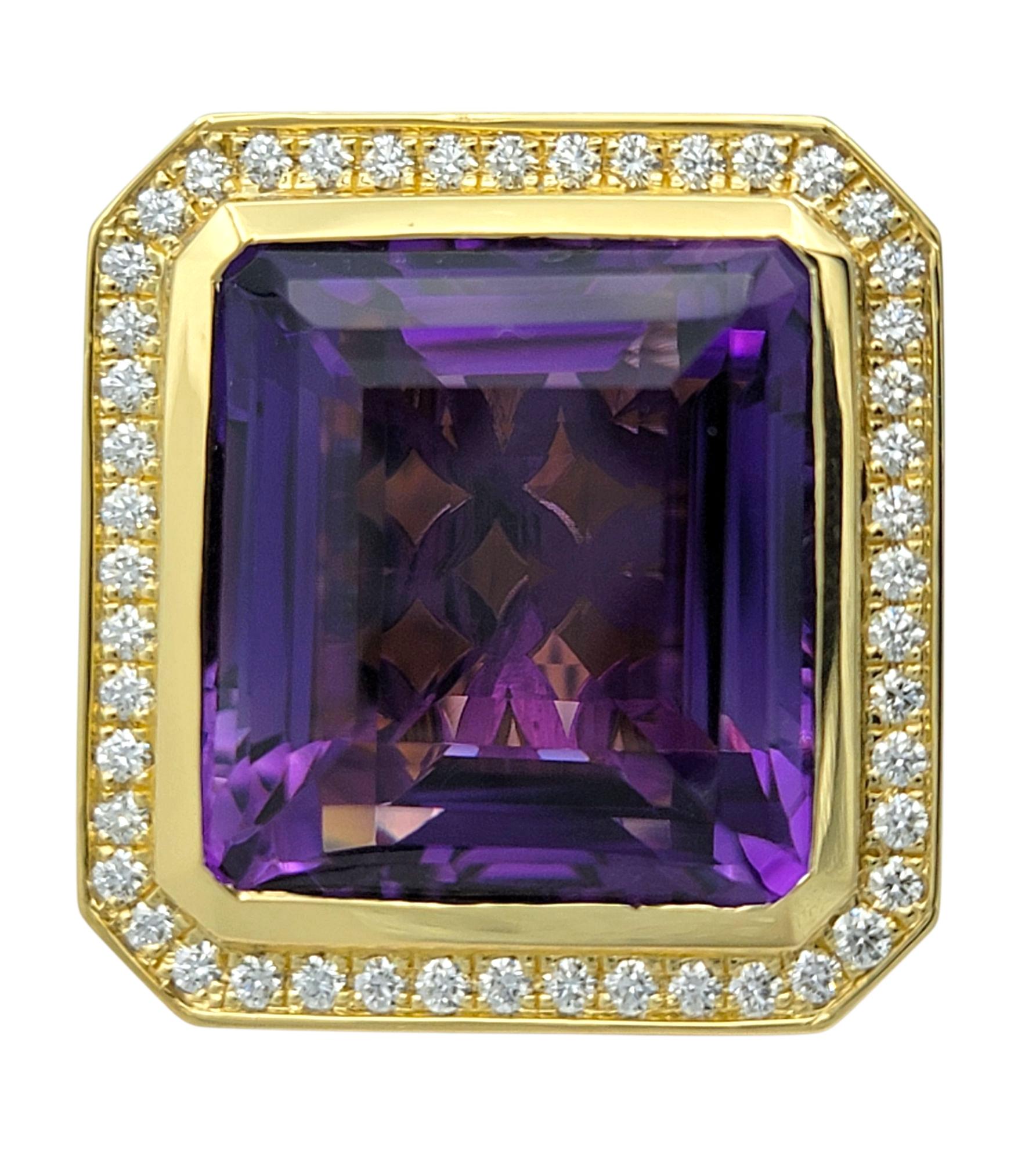 23,40 Karat Smaragdschliff Amethyst und Diamant Halo-Cocktailring aus 18 Karat Gold (Zeitgenössisch) im Angebot