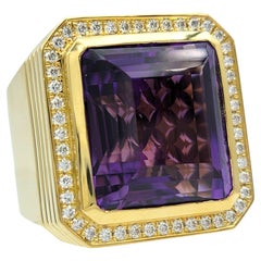 23,40 Karat Smaragdschliff Amethyst und Diamant Halo-Cocktailring aus 18 Karat Gold