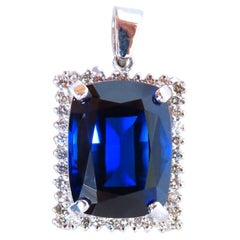 Ciondolo con zaffiro blu taglio "cushion" sintetico da 23,40 ct e diamanti, 14kt*