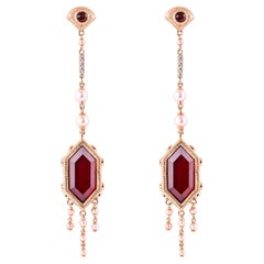 Sunita Nahata Grenat rouge 23.42ct. Pendants d'oreilles en 18 carats avec perles et diamants.