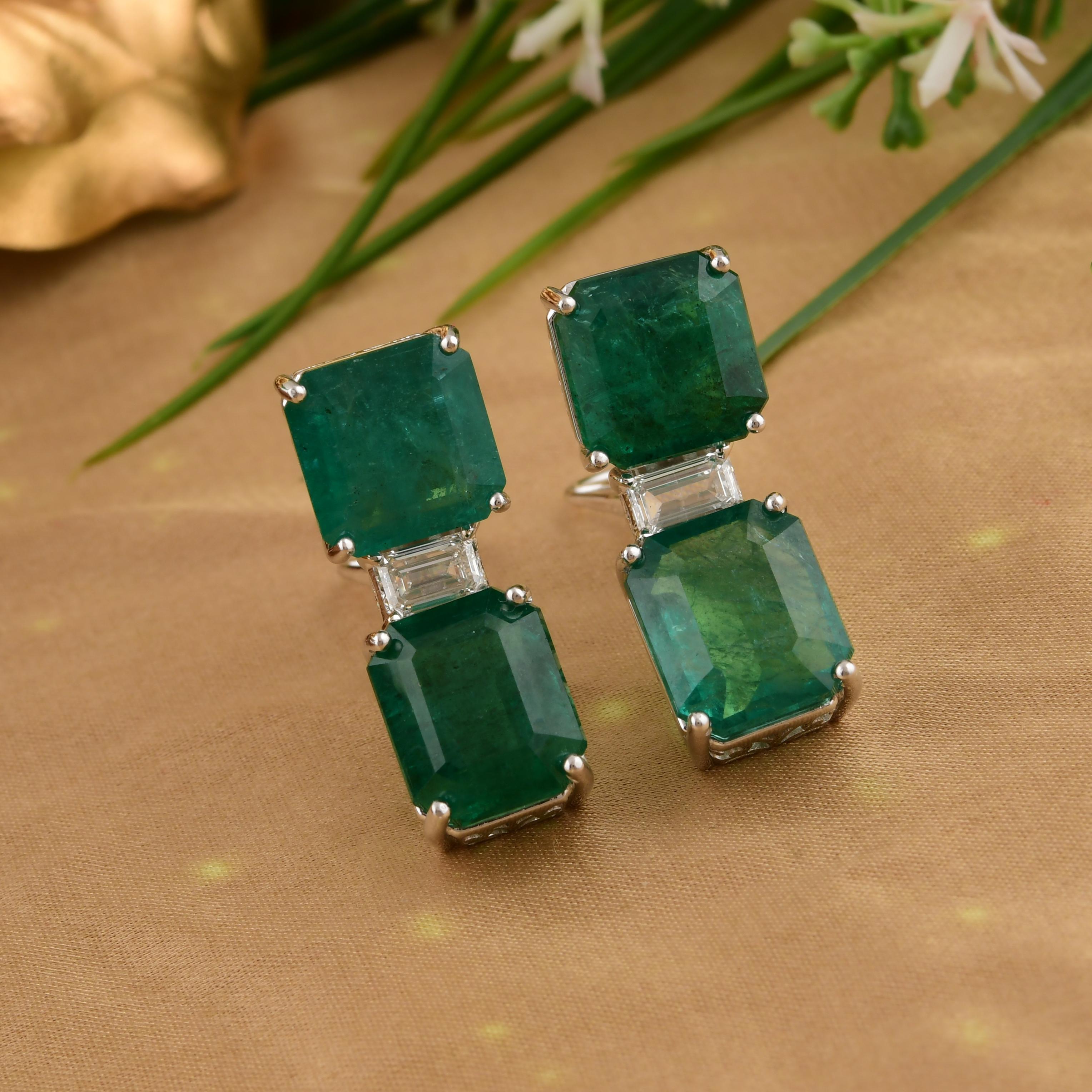 23,43 Karat Smaragd im Oktogonschliff mit Diamanten Tropfenohrringe 18K Weißgold (Achteckschliff) im Angebot
