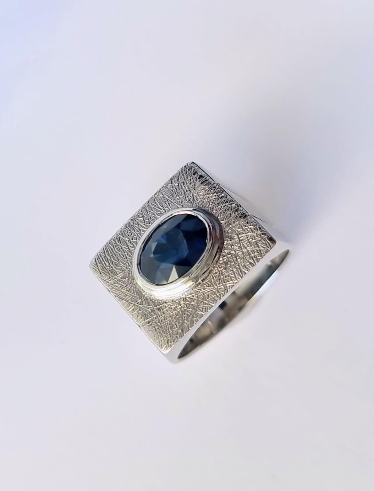 Oval Cut 2.34ct Oval Deep Blue Sapphire Sterling Silver Signet Ring For Sale