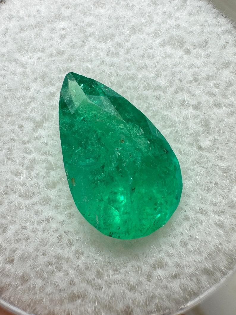 A. Stone: Smeraldo
Peso: 2,35 carati
Forma: Taglio a pera
Chiarezza: Trasparente
Lucentezza: Molto buono
Colore: Verde medio intenso
Misure: 12,48 mm x 7,87 mm x 5,35 mm
Origine geografica: Colombia
Trattamento: Naturale, oliatura

Commenti: A causa