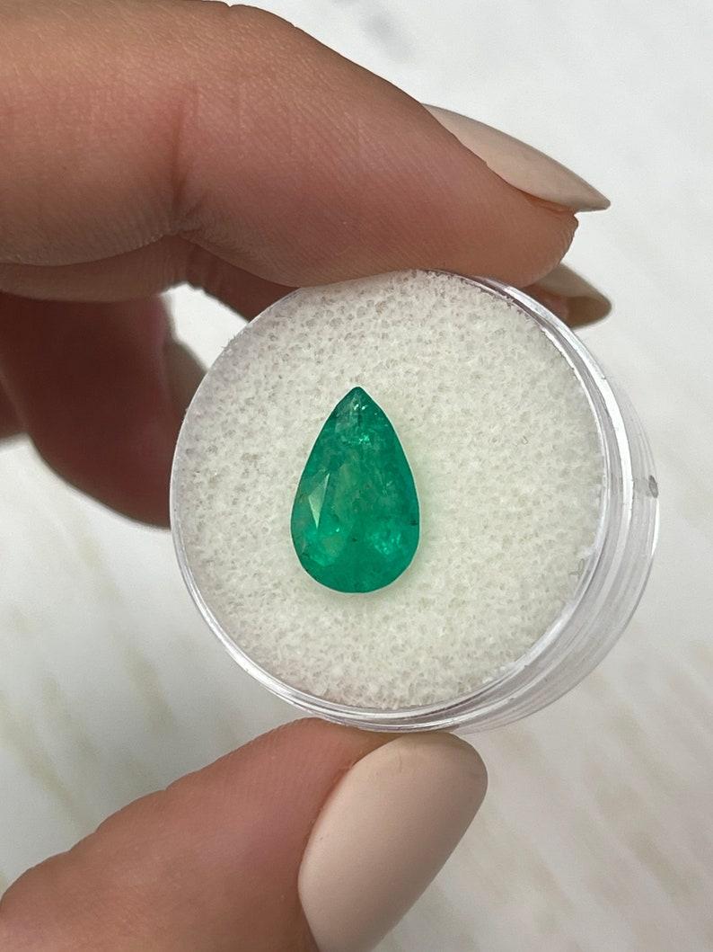 Moderno Smeraldo colombiano verde ricco da 2,35 carati 12x8 - Pietra di maggio a goccia con taglio a pera in vendita