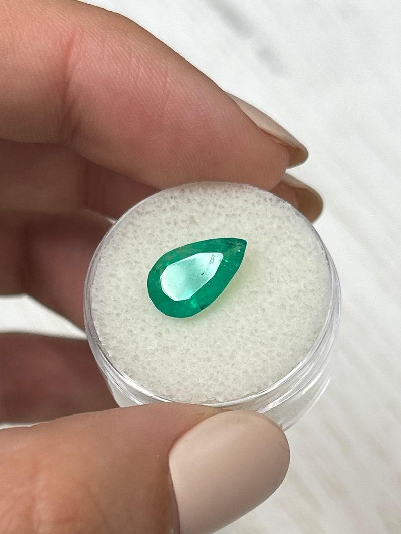Smeraldo colombiano verde ricco da 2,35 carati 12x8 - Pietra di maggio a goccia con taglio a pera In condizioni Nuovo in vendita a Jupiter, FL
