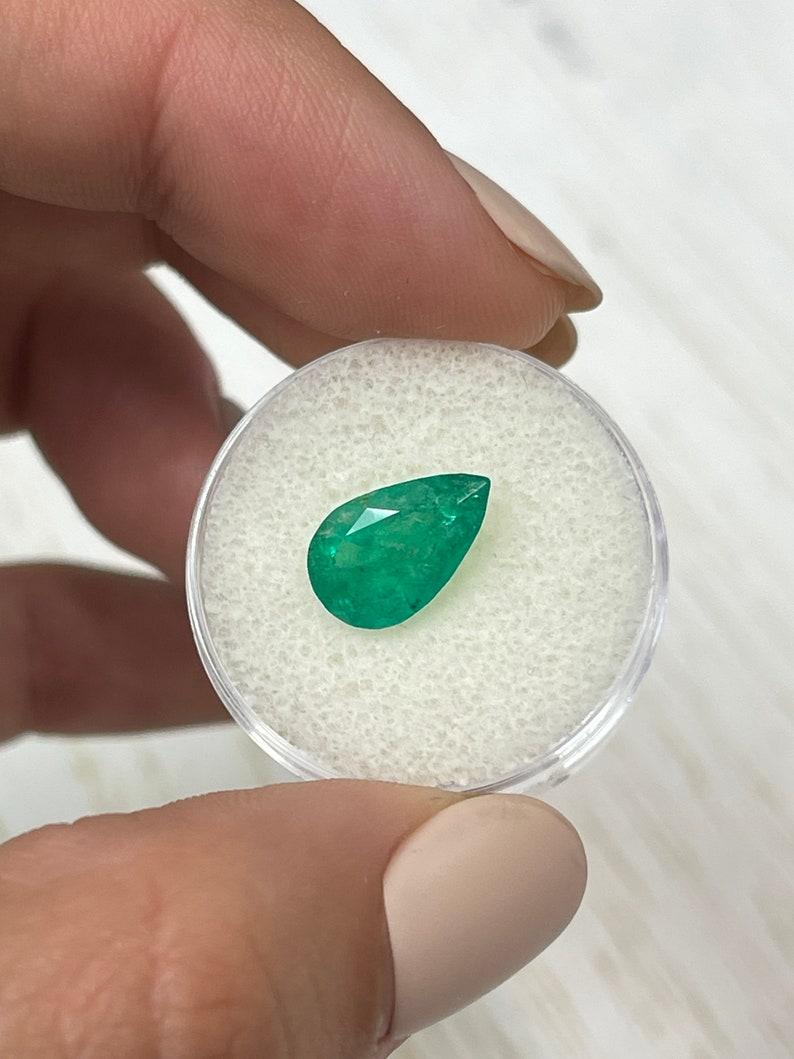 Donna Smeraldo colombiano verde ricco da 2,35 carati 12x8 - Pietra di maggio a goccia con taglio a pera in vendita