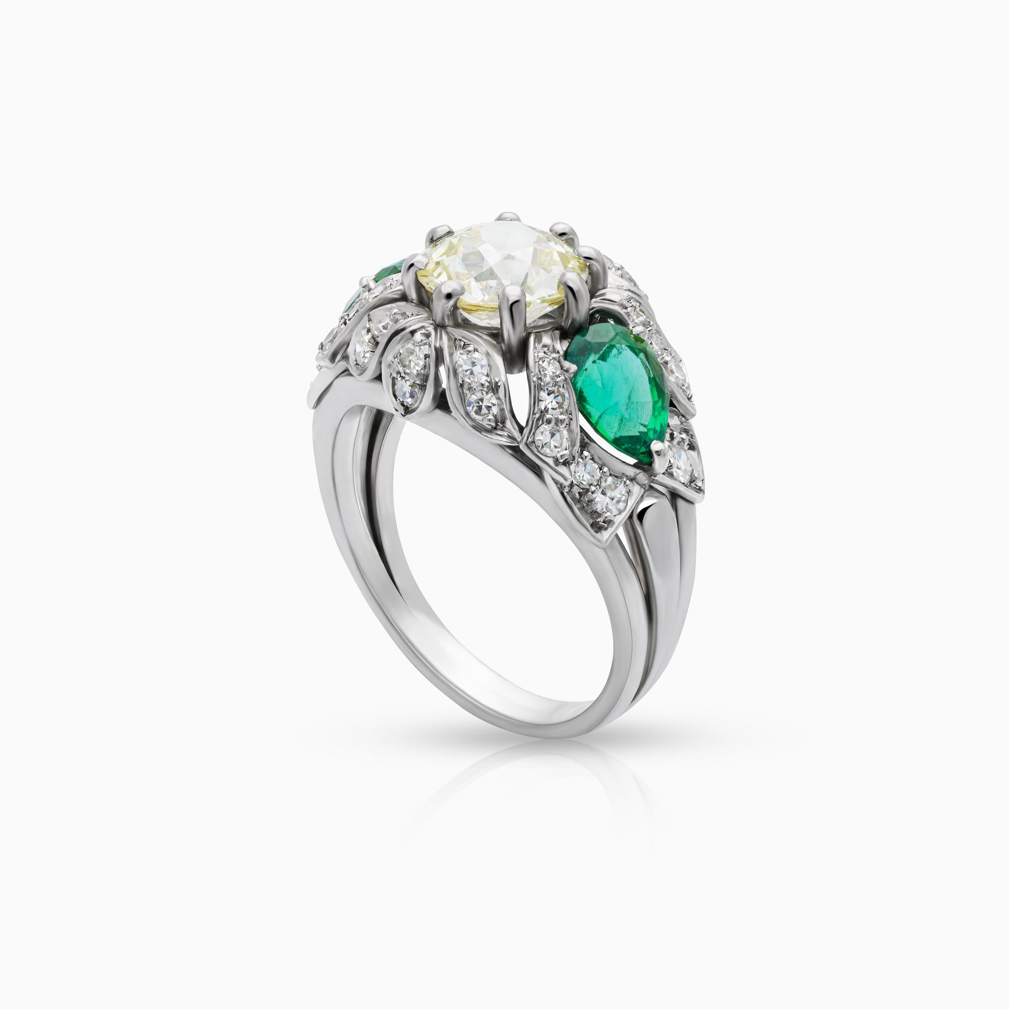 Anello con diamanti e smeraldi, 2,35 carati totali, oro bianco 9K, design di ispirazione vintage. Questo squisito anello da cocktail è realizzato in oro bianco a 9 carati e mette in mostra un notevole diamante naturale dal taglio europeo antico, del