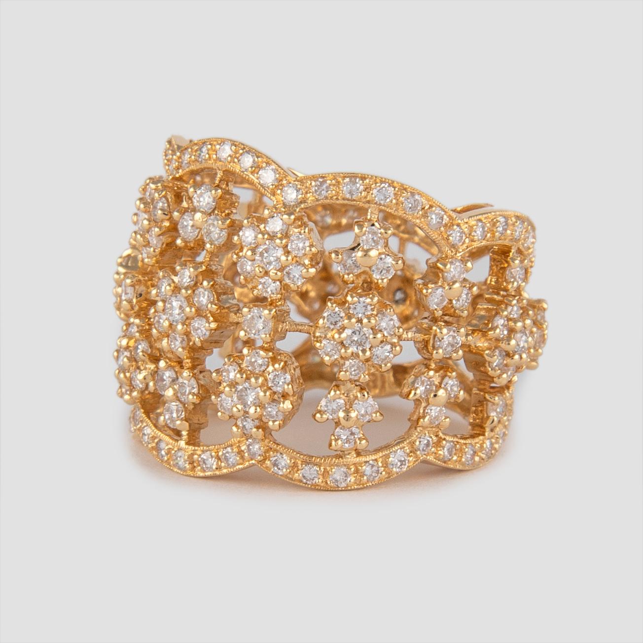 Contemporary 2.35 Carat Diamond and 18 Karat Yellow Gold Cocktail Ring For Sale
