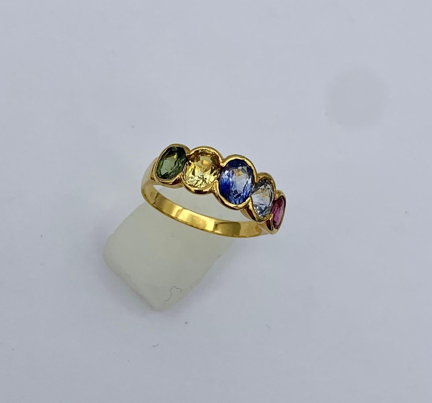 2.35 Carat Multicolor Sapphire Ring Green Yellow Blue Pink Sapphires Gold In Excellent Condition For Sale In New York, NY