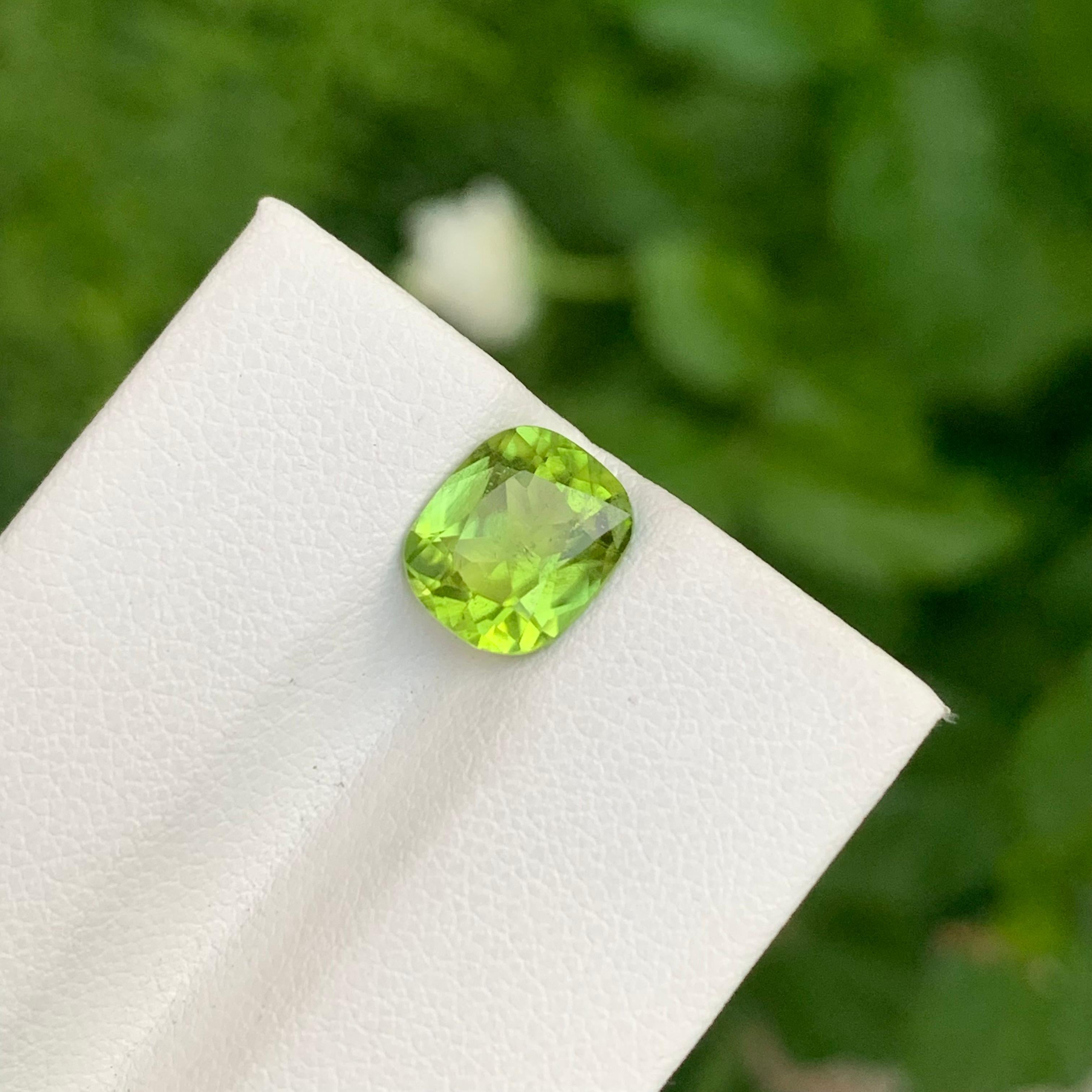 Péridot en vrac
Poids : 2,35 carats
Dimension : 8,9 x 7,5 x 4,7 mm
Couleur : Vert
Origine : Vallée de Supat, Pakistan
Forme : Coussin
Certificat : Sur demande
Traitement : Non

Le péridot, une pierre précieuse vibrante et lustrée, est apprécié