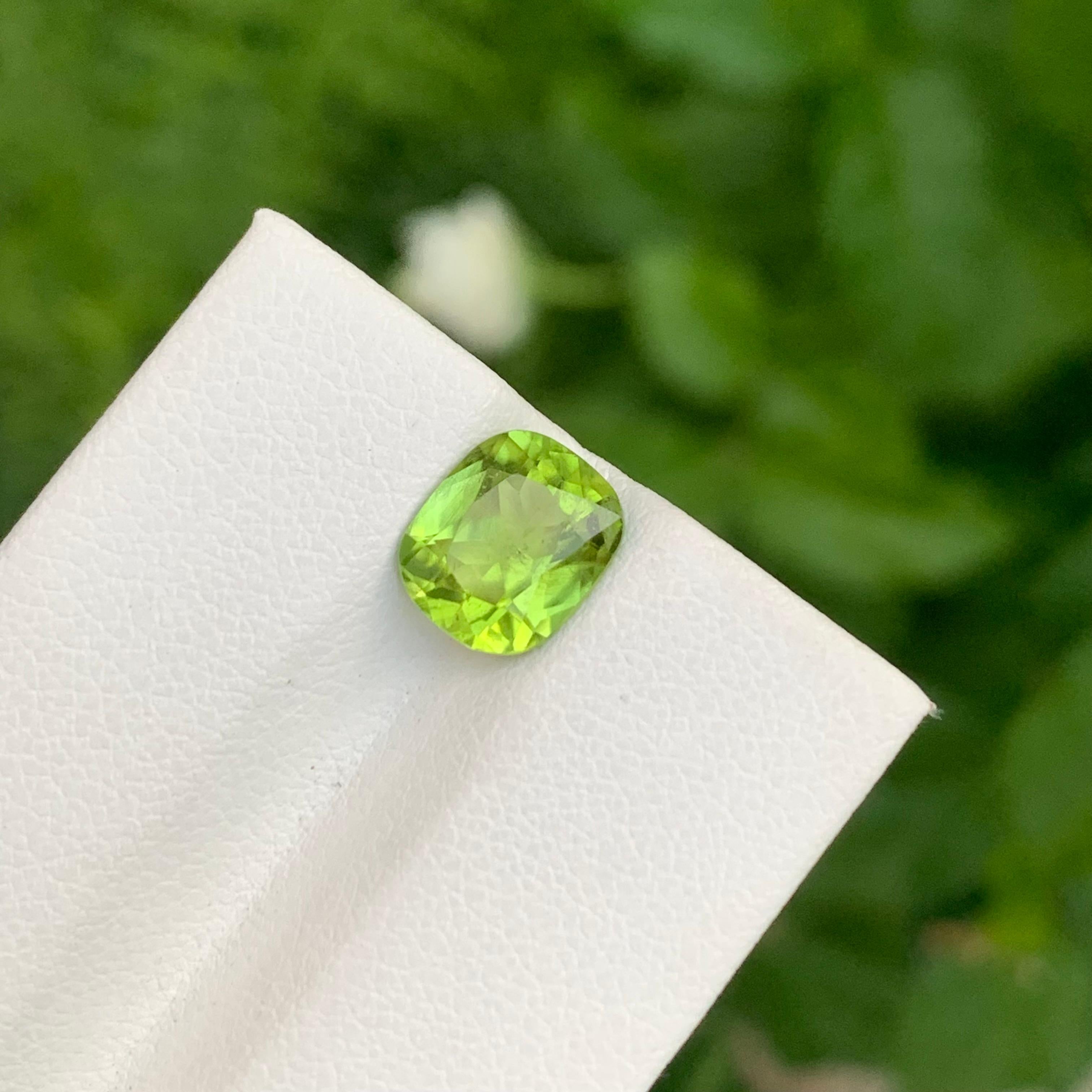 Arts and Crafts Pierre précieuse en forme de coussin vert pomme non sertie de 2.35 carats, du Pakistan en vente