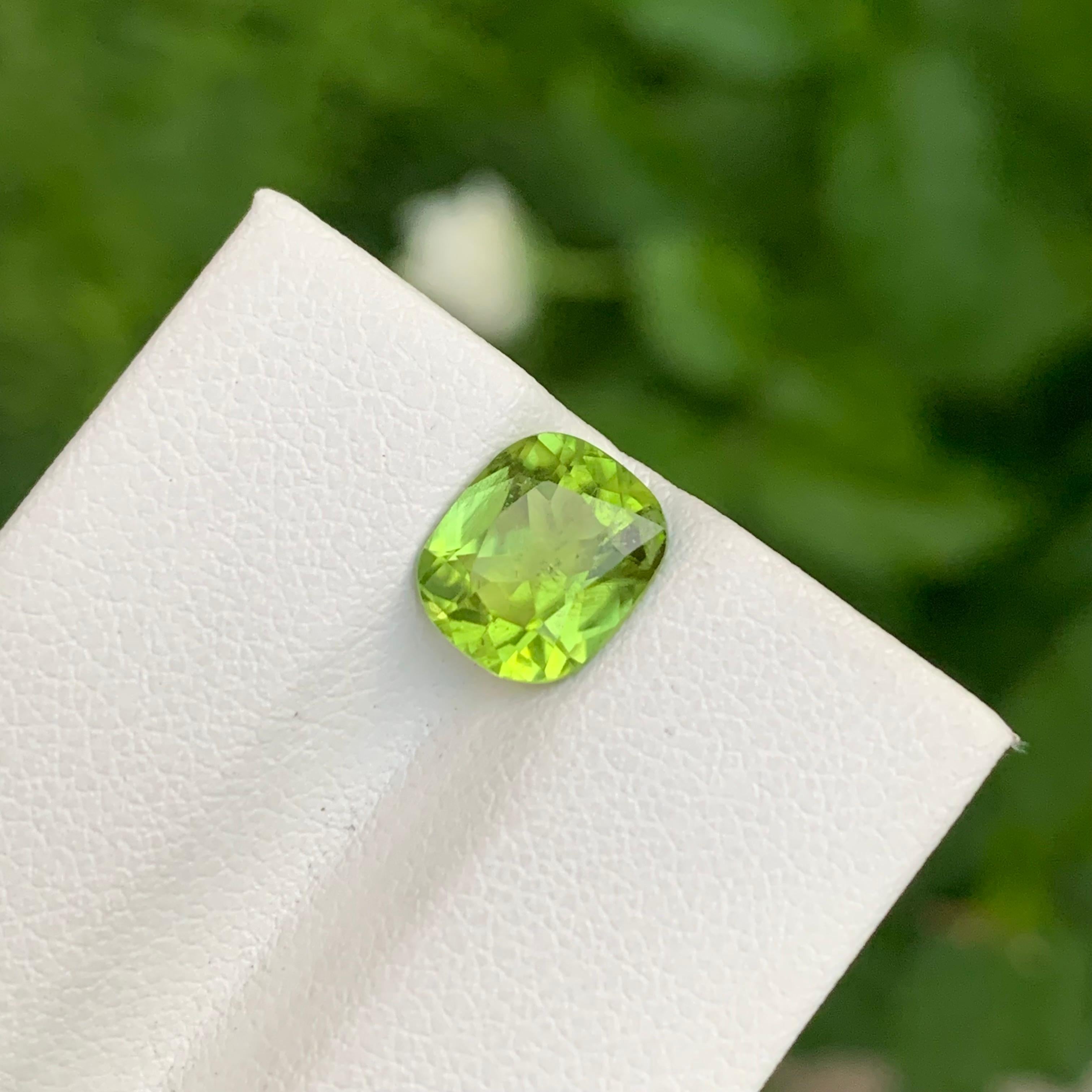 Taille coussin Pierre précieuse en forme de coussin vert pomme non sertie de 2.35 carats, du Pakistan en vente