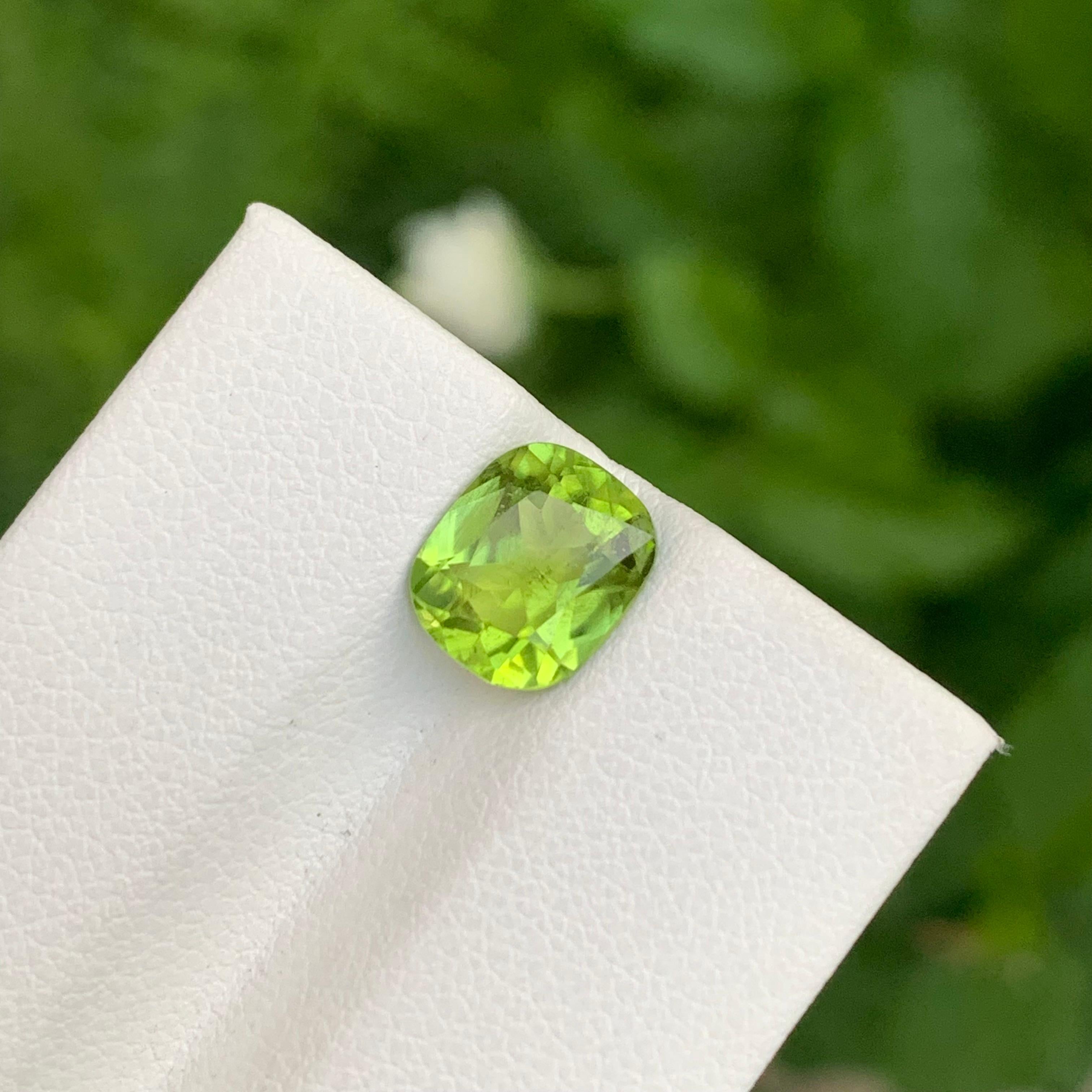 Pierre précieuse en forme de coussin vert pomme non sertie de 2.35 carats, du Pakistan Neuf - En vente à Peshawar, PK