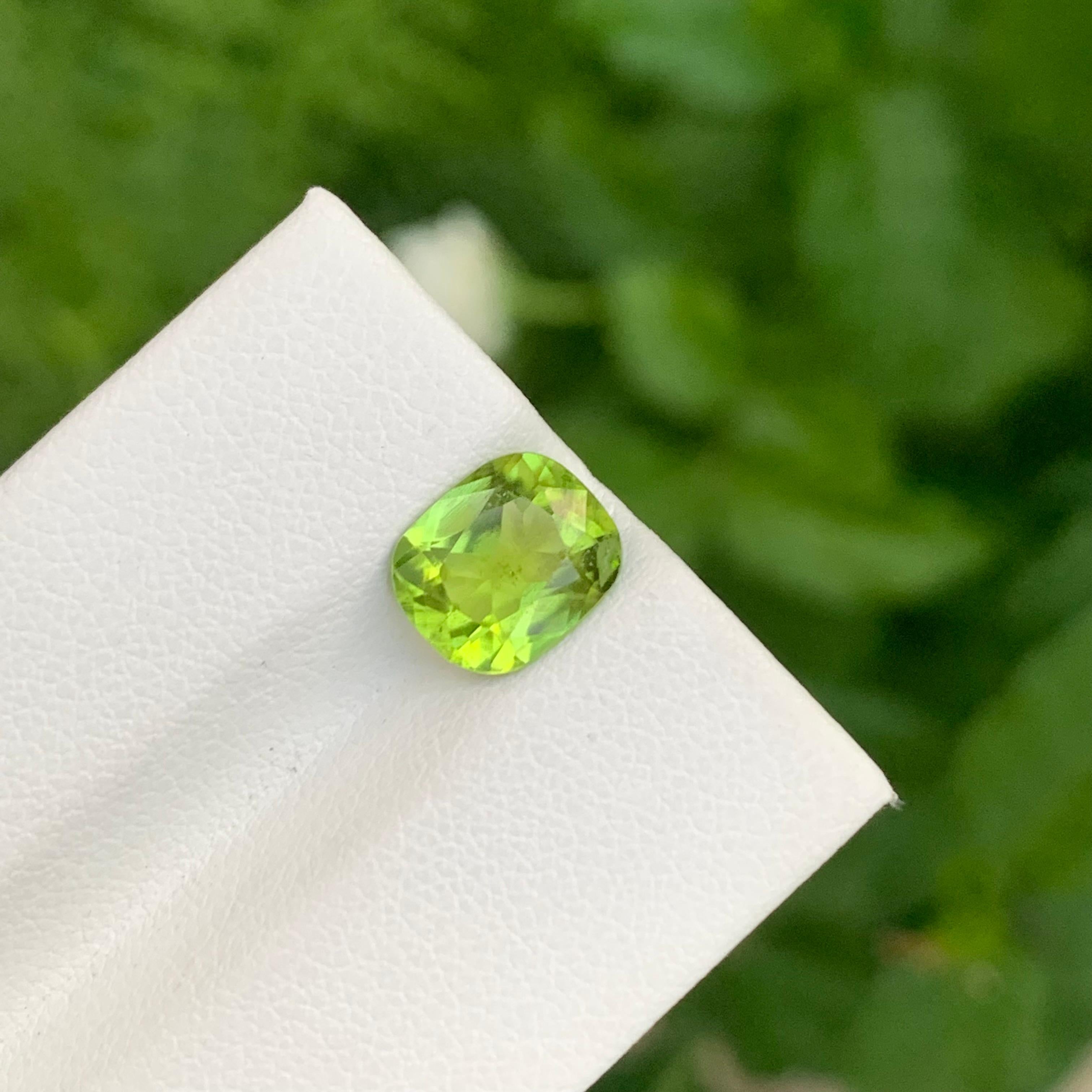 Pierre précieuse en forme de coussin vert pomme non sertie de 2.35 carats, du Pakistan Unisexe en vente