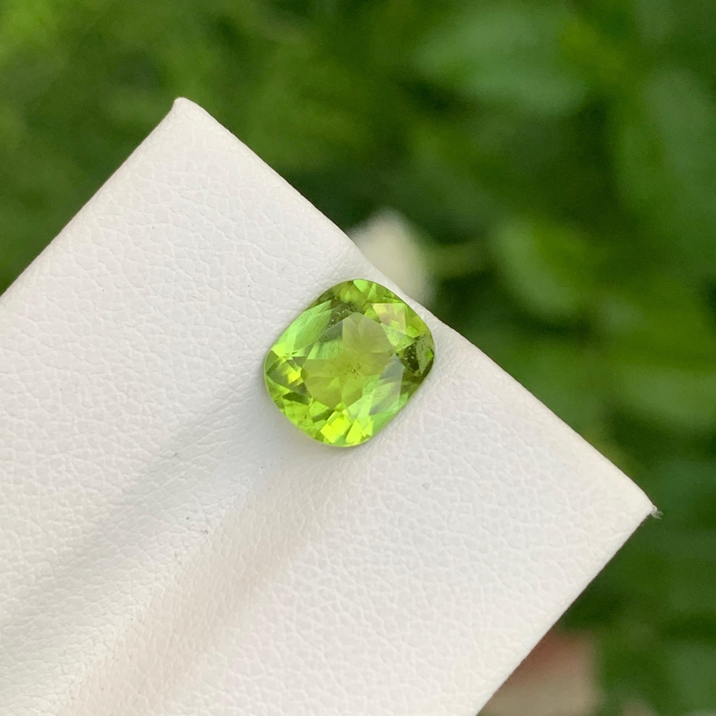 Pierre précieuse en forme de coussin vert pomme non sertie de 2.35 carats, du Pakistan en vente 1