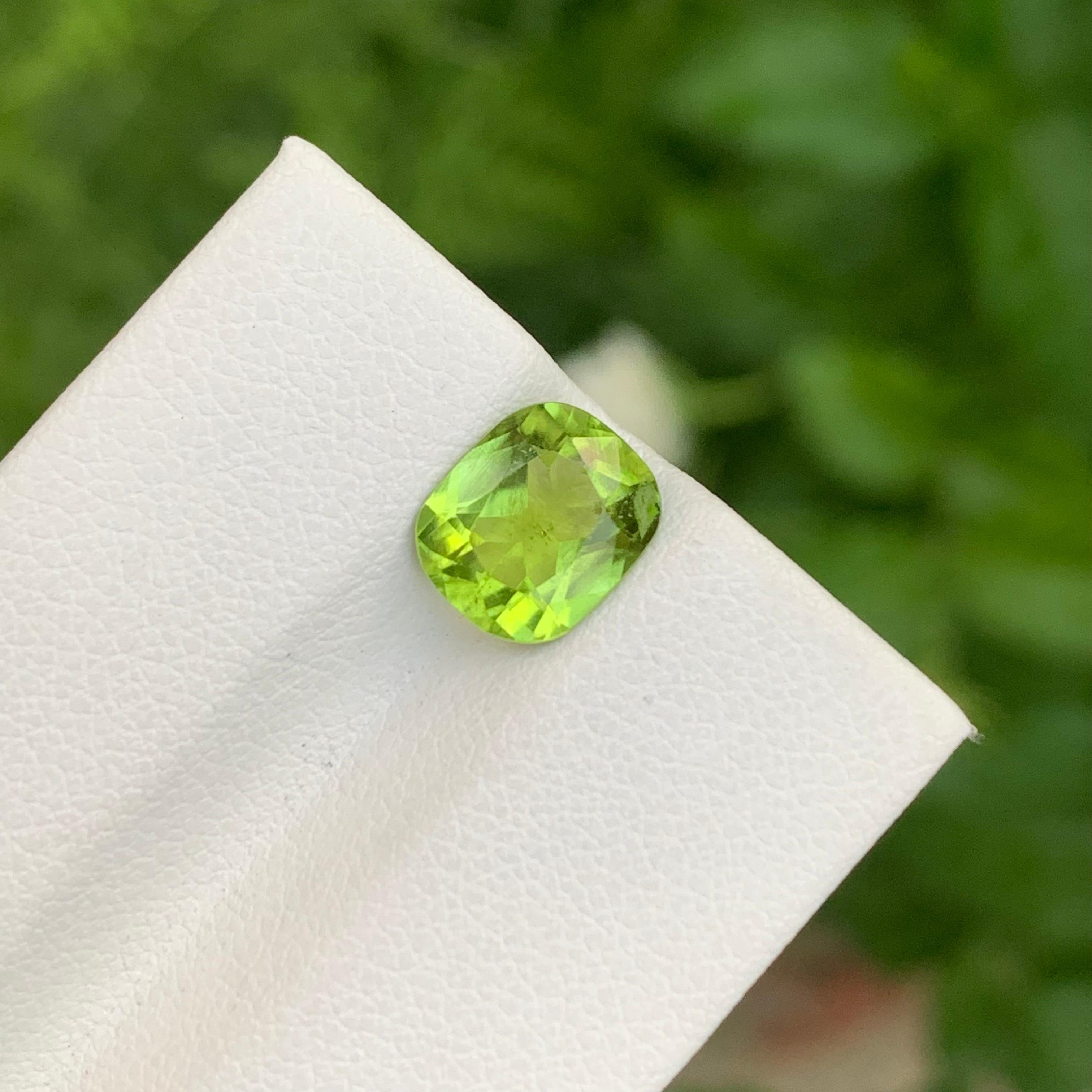 Pierre précieuse en forme de coussin vert pomme non sertie de 2.35 carats, du Pakistan en vente 2