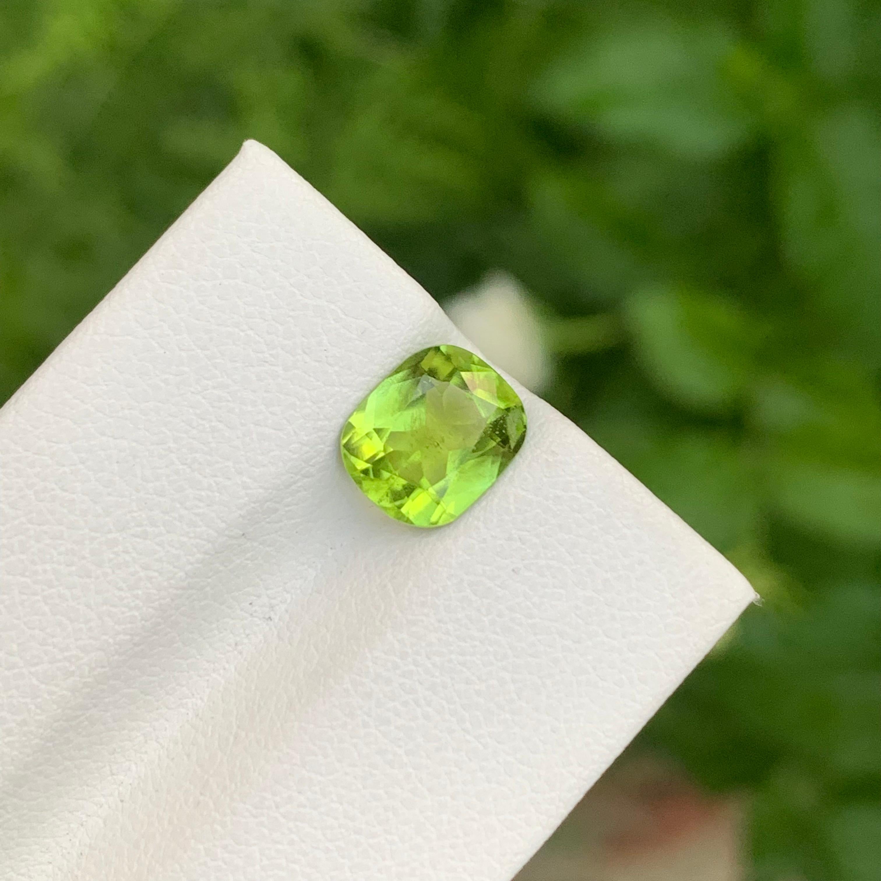 Pierre précieuse en forme de coussin vert pomme non sertie de 2.35 carats, du Pakistan en vente 3