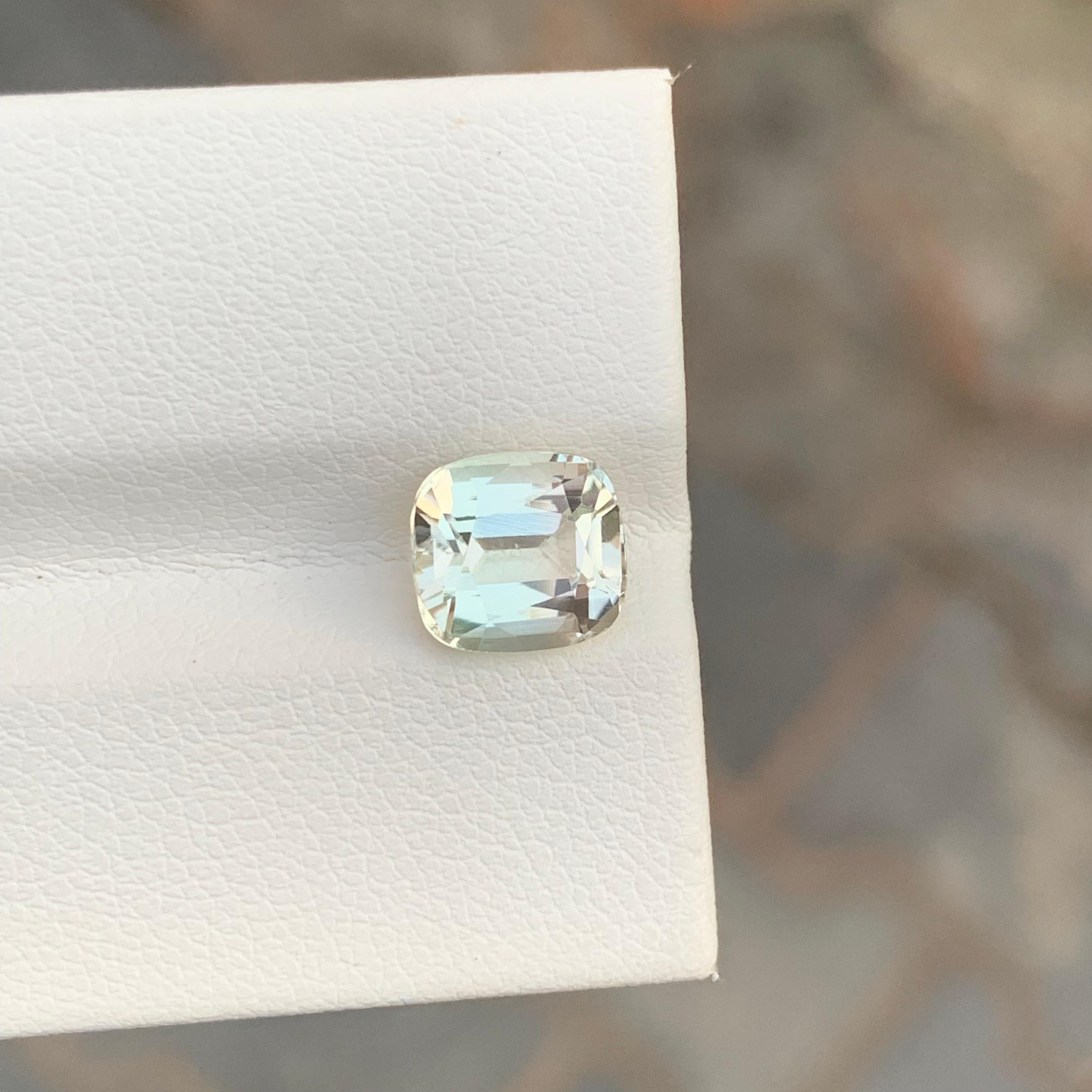 Tourmaline naturelle non sertie de 2,35 carats de couleur crème en forme de coussin pour bague en vente 4