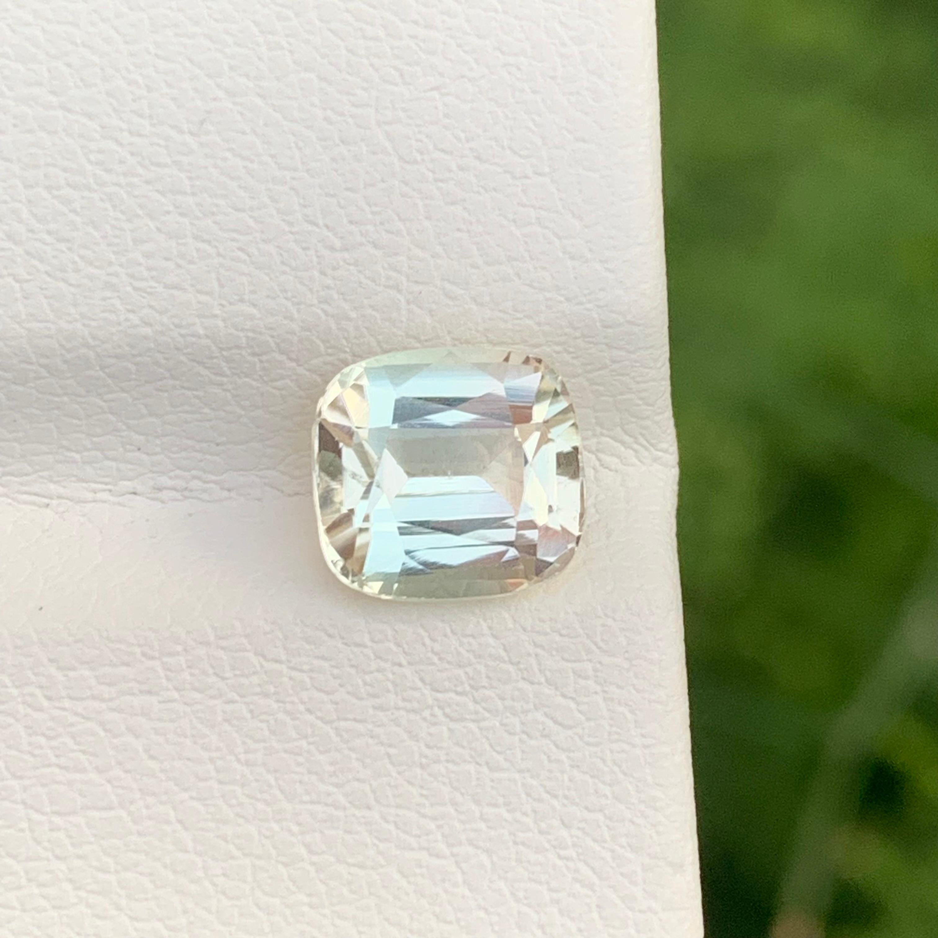 Arts and Crafts Tourmaline naturelle non sertie de 2,35 carats de couleur crème en forme de coussin pour bague en vente