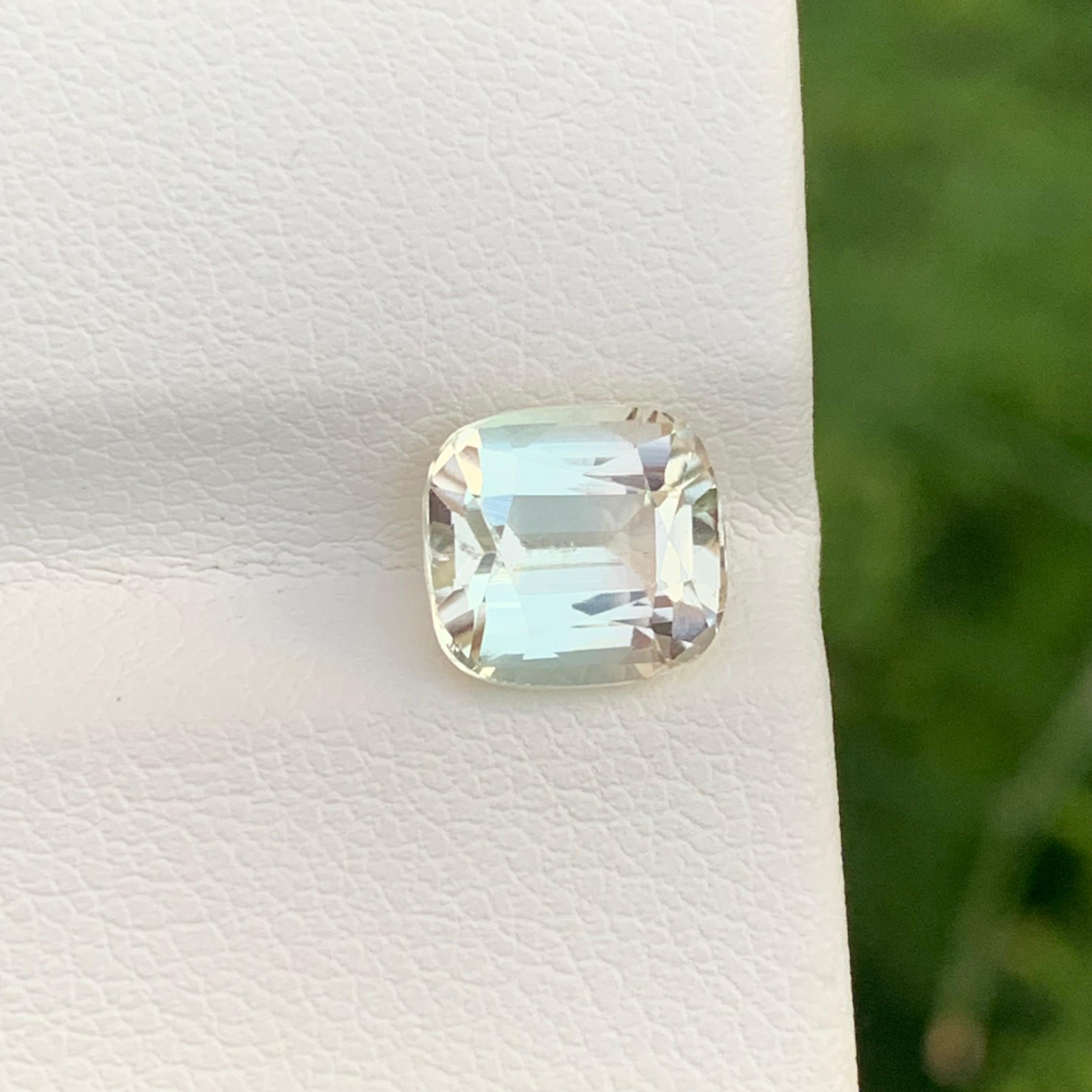 Taille coussin Tourmaline naturelle non sertie de 2,35 carats de couleur crème en forme de coussin pour bague en vente
