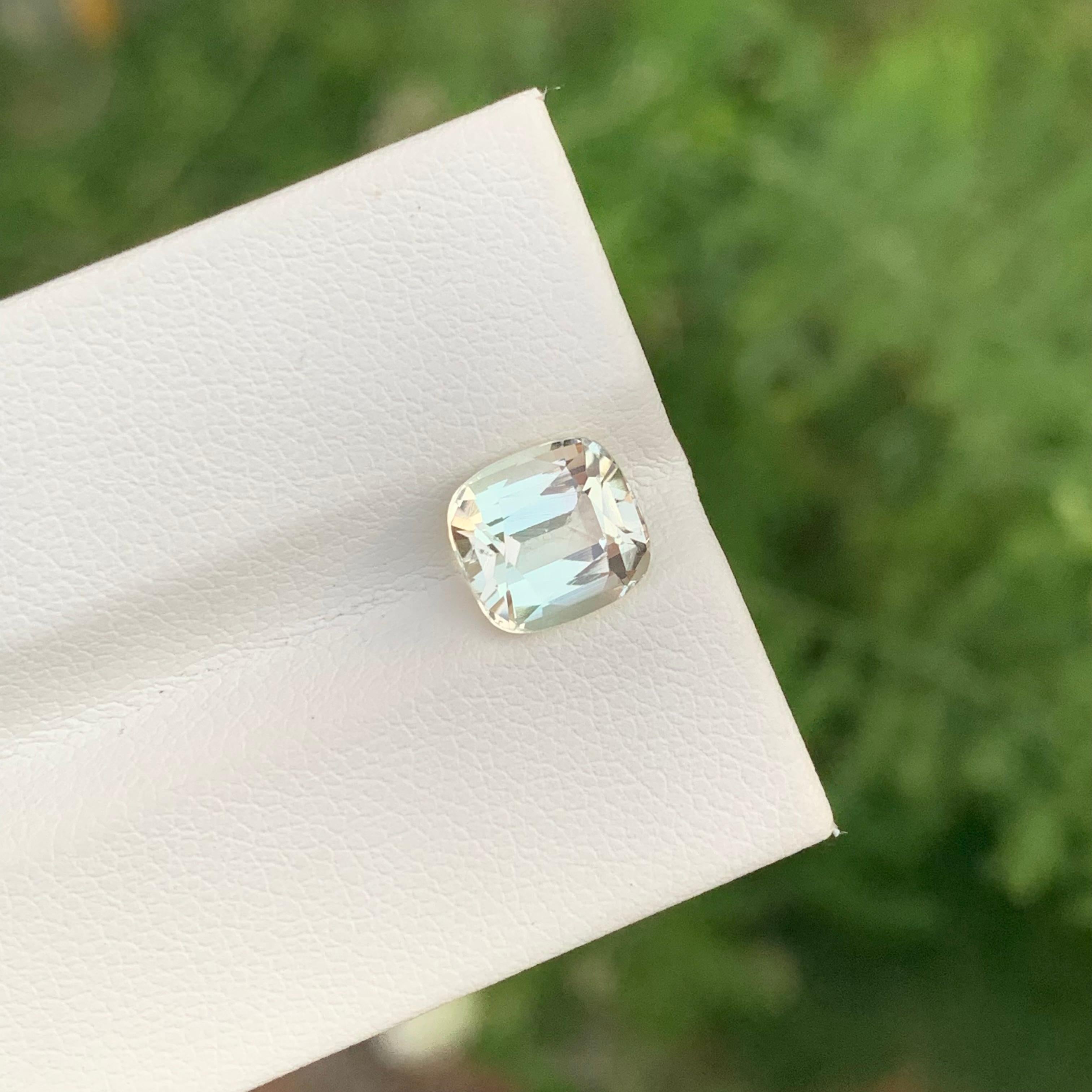 Tourmaline naturelle non sertie de 2,35 carats de couleur crème en forme de coussin pour bague Unisexe en vente