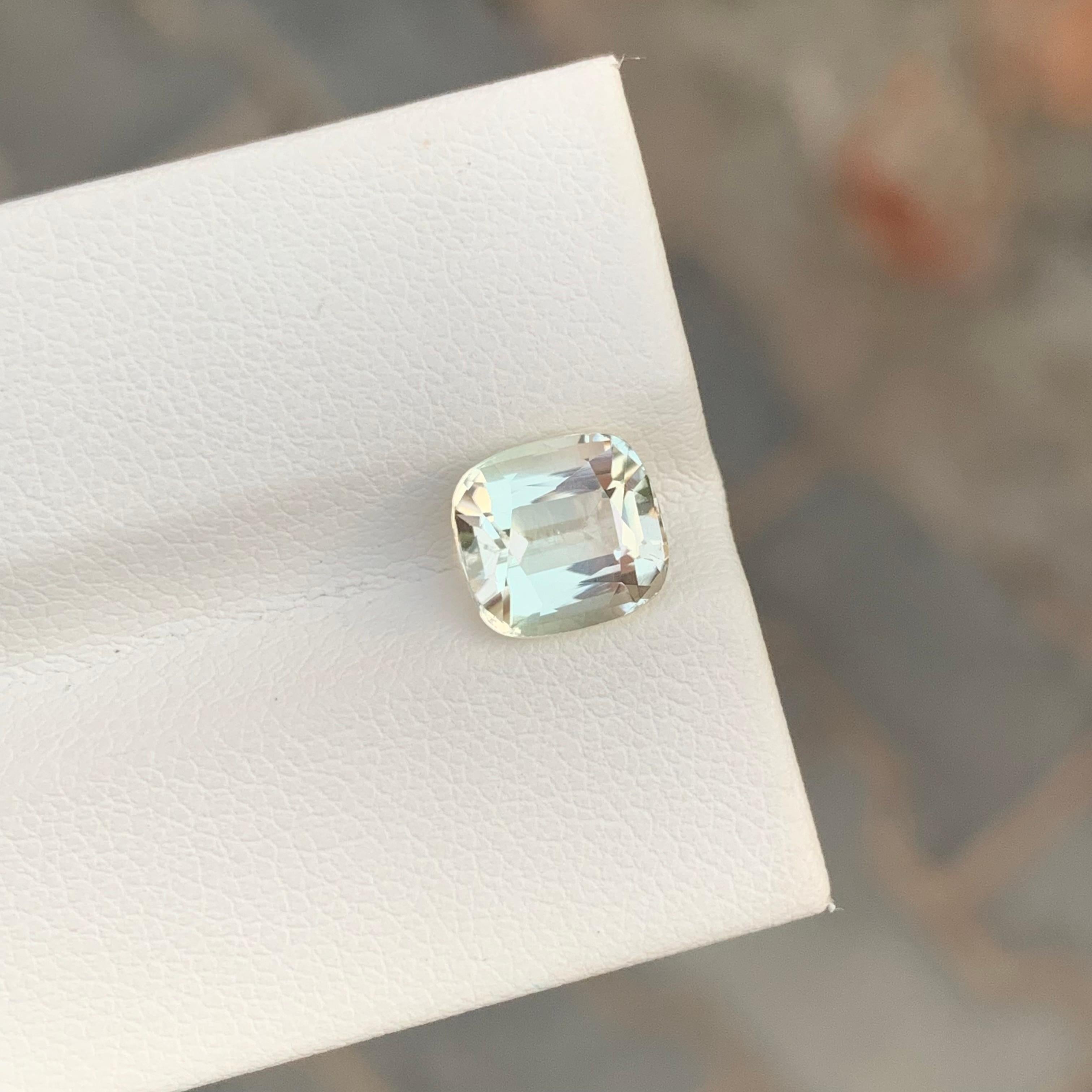 Tourmaline naturelle non sertie de 2,35 carats de couleur crème en forme de coussin pour bague en vente 1