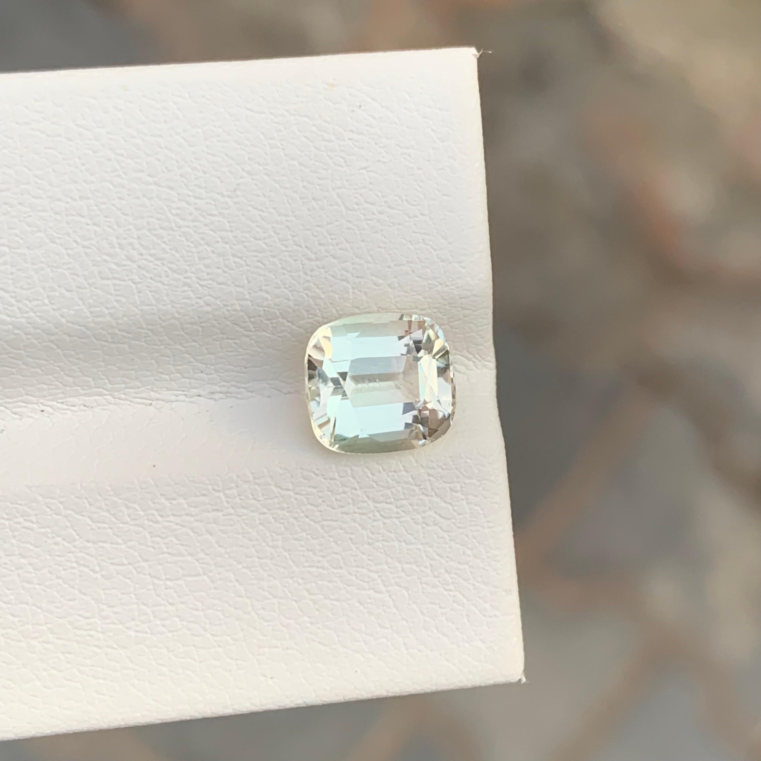 Tourmaline naturelle non sertie de 2,35 carats de couleur crème en forme de coussin pour bague en vente 2