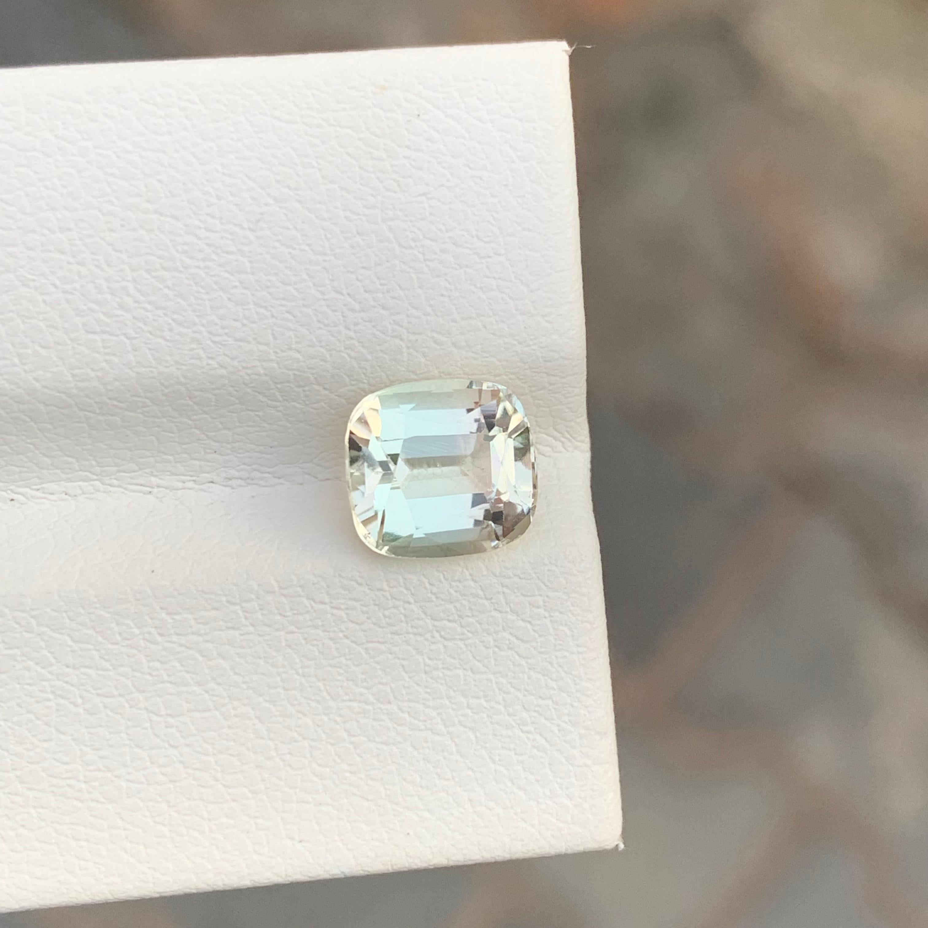 Tourmaline naturelle non sertie de 2,35 carats de couleur crème en forme de coussin pour bague en vente 3