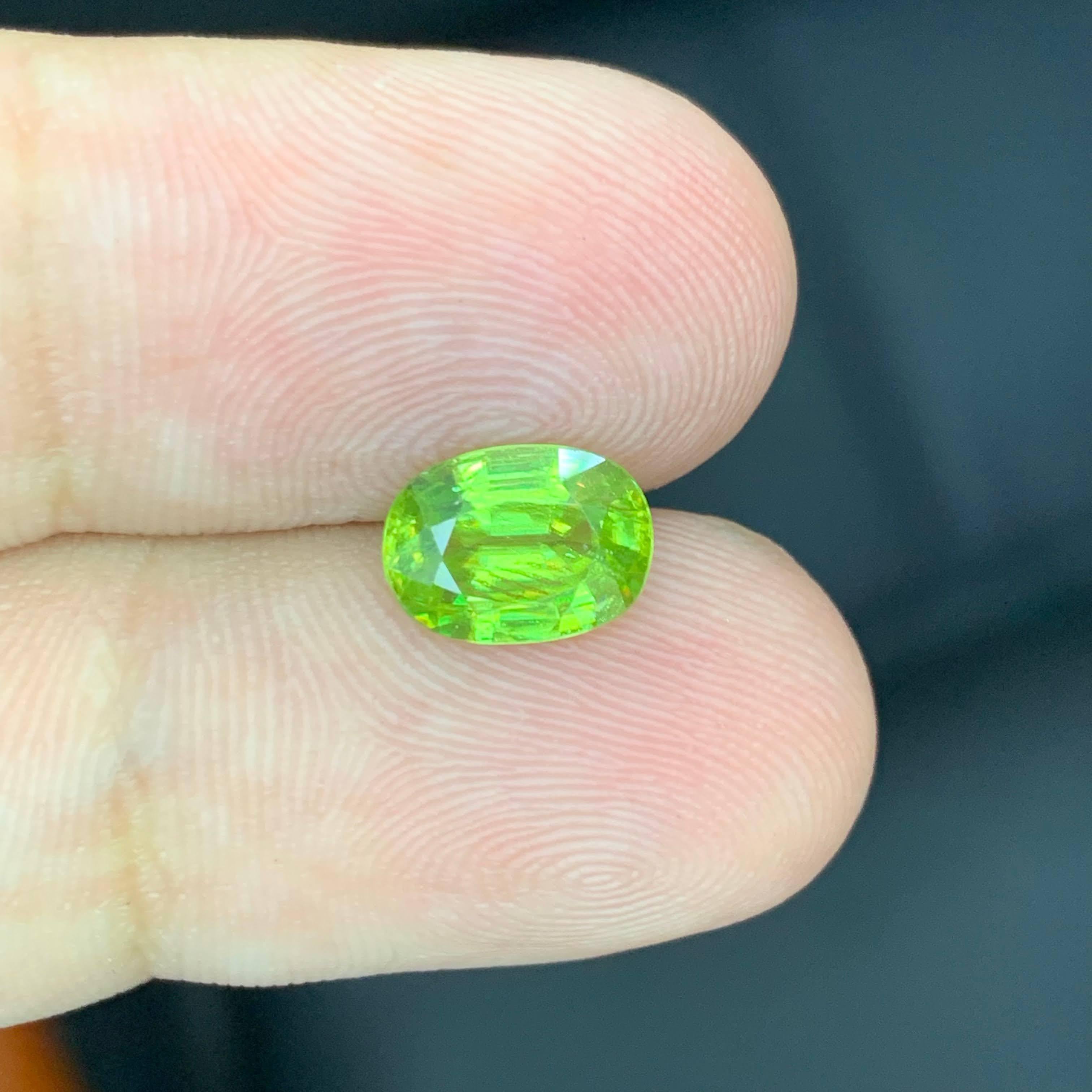 2,35 Karat natürlicher loser grüner Sphene Stein Oval geformt Madagaskars Edelstein im Angebot 4