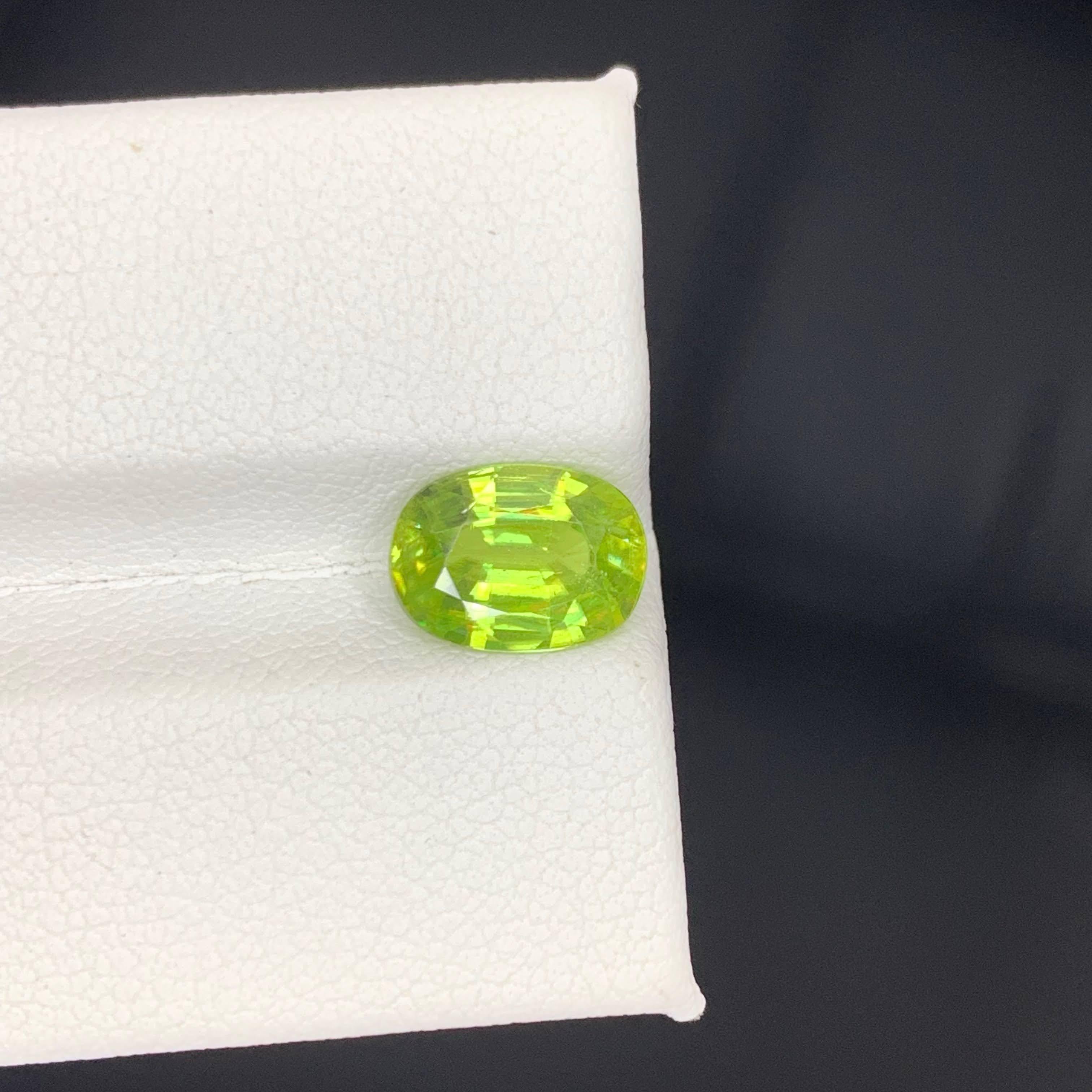 2,35 Karat natürlicher loser grüner Sphene Stein Oval geformt Madagaskars Edelstein im Angebot 5