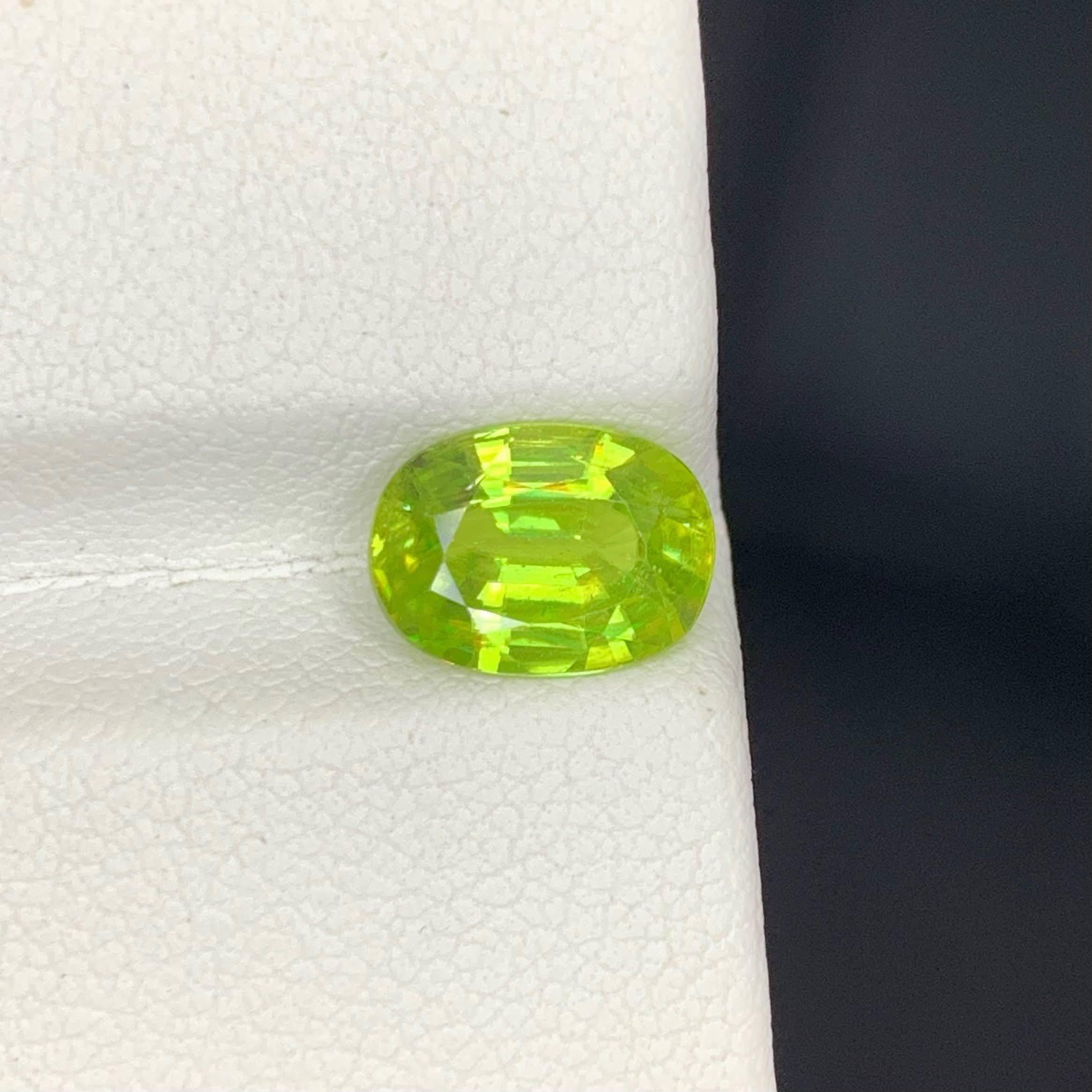 Gewicht 2,35 Karat 
Abmessungen 9.4x6.8x4.2mm
Behandlung Keine 
Herkunft Madagaskar
Klarheit VVS 
Form Schnitt Oval 





Dieser 2,35 Karat schwere, lose grüne Sphene ist ein atemberaubender Edelstein, der für seinen außergewöhnlichen Glanz und