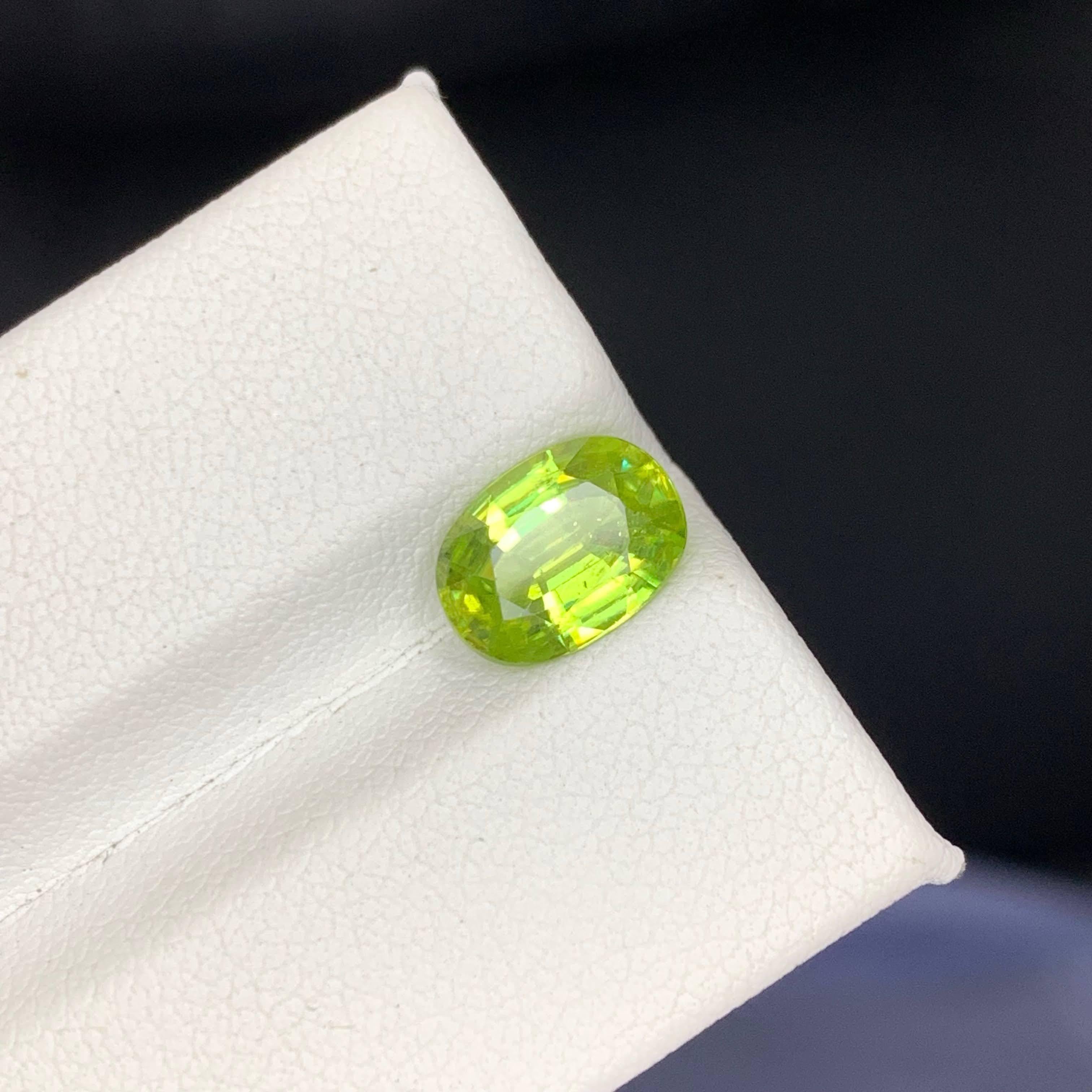 2,35 Karat natürlicher loser grüner Sphene Stein Oval geformt Madagaskars Edelstein (Moderne) im Angebot