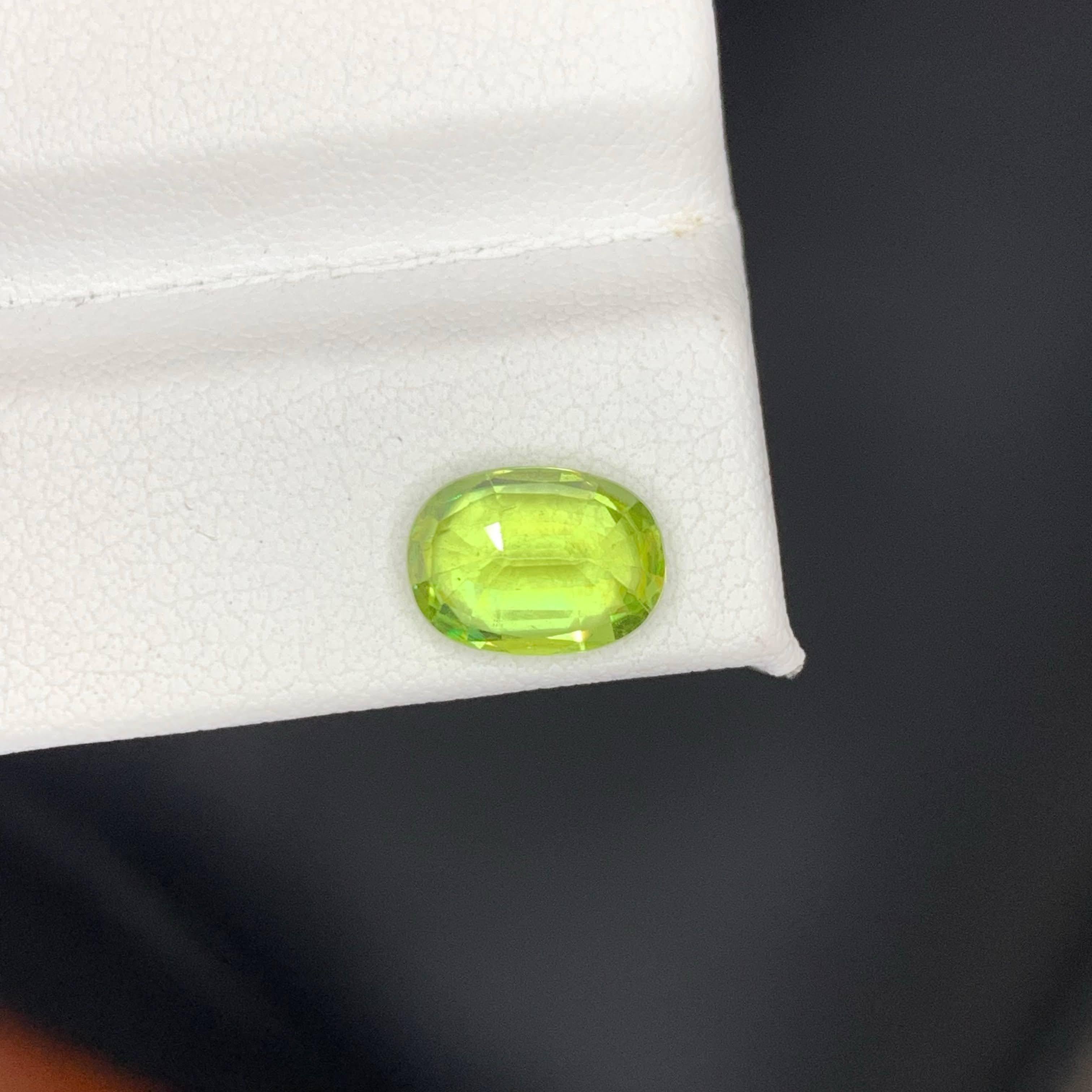 2,35 Karat natürlicher loser grüner Sphene Stein Oval geformt Madagaskars Edelstein (Ovalschliff) im Angebot