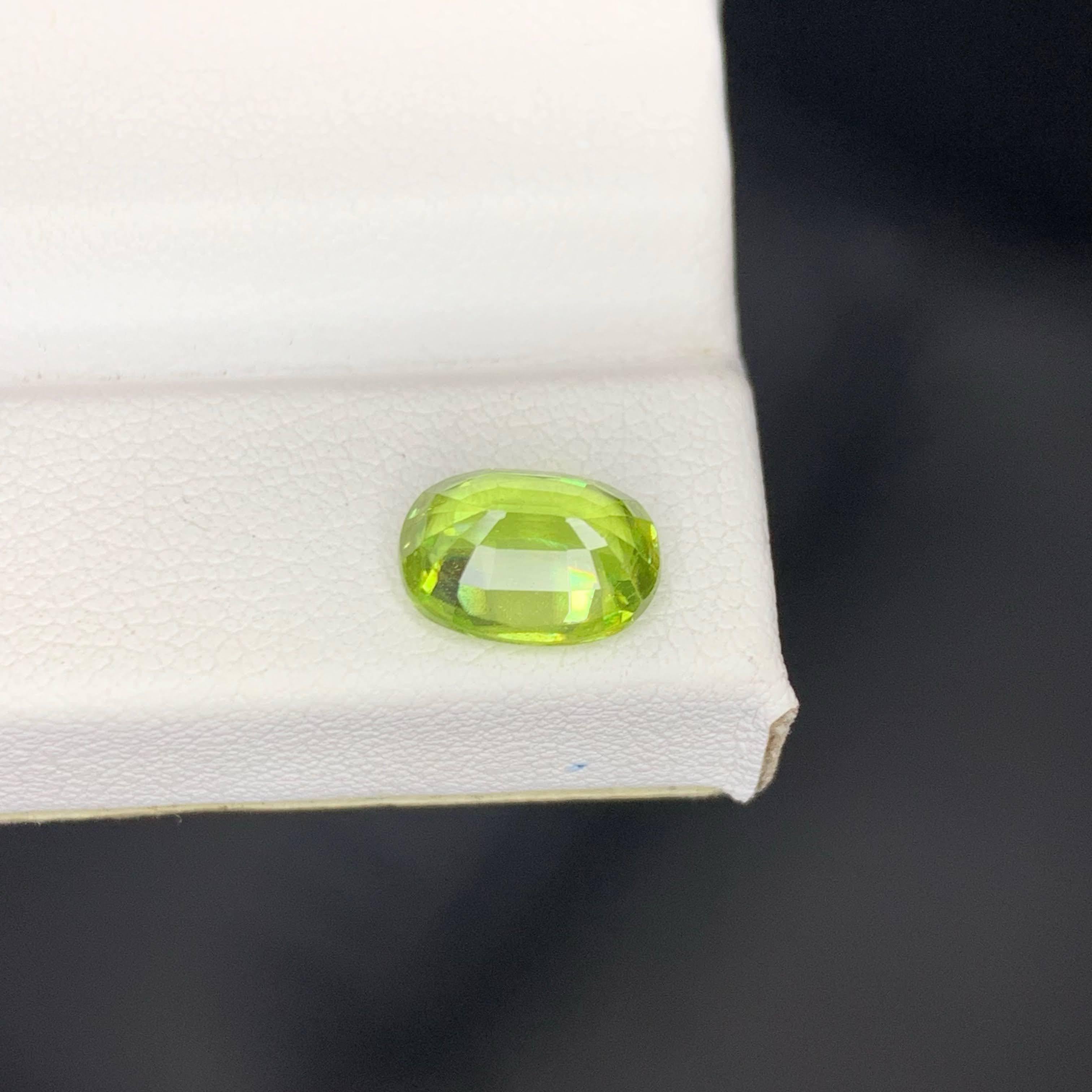 2,35 Karat natürlicher loser grüner Sphene Stein Oval geformt Madagaskars Edelstein im Zustand „Neu“ im Angebot in Bangkok, TH