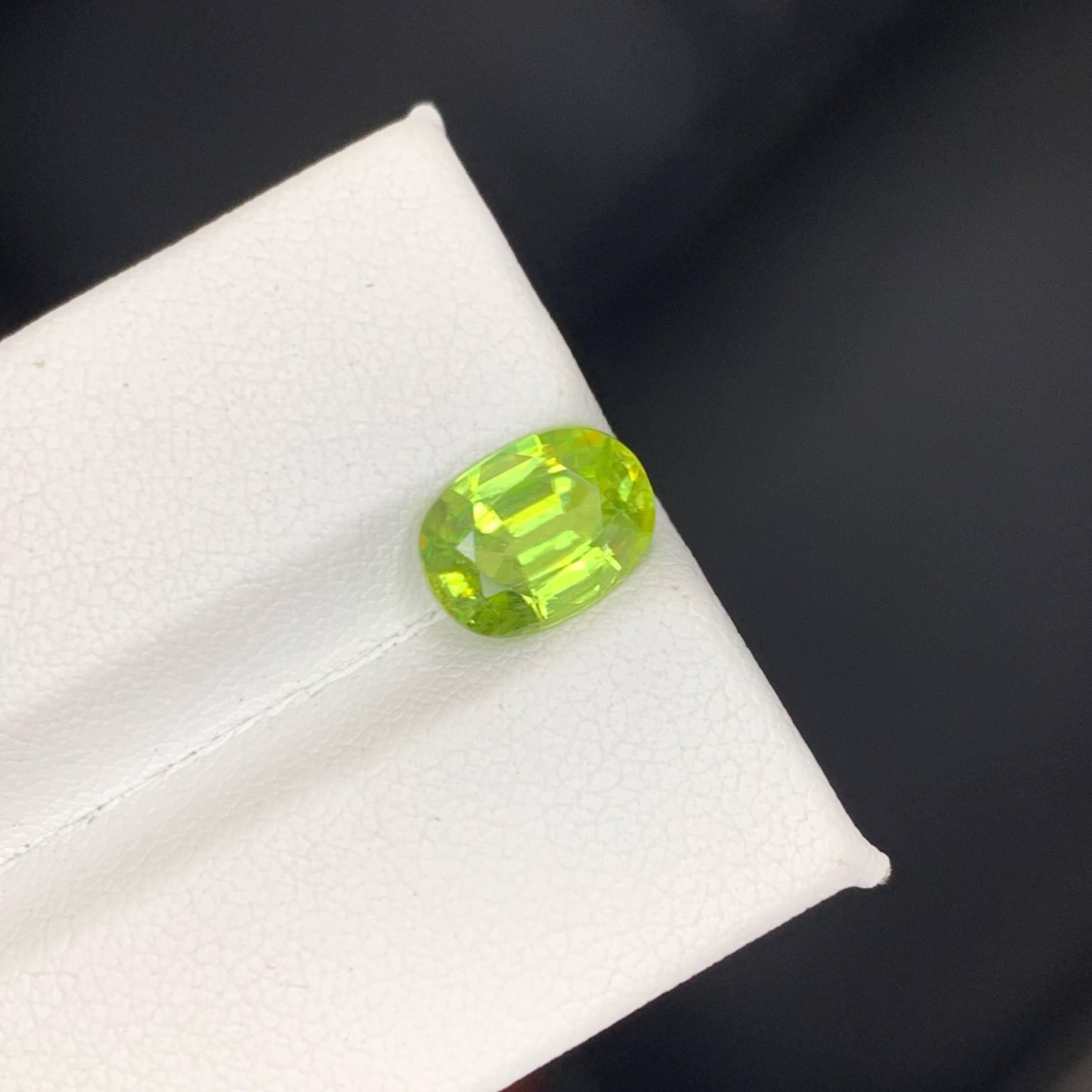 2,35 Karat natürlicher loser grüner Sphene Stein Oval geformt Madagaskars Edelstein für Damen oder Herren im Angebot