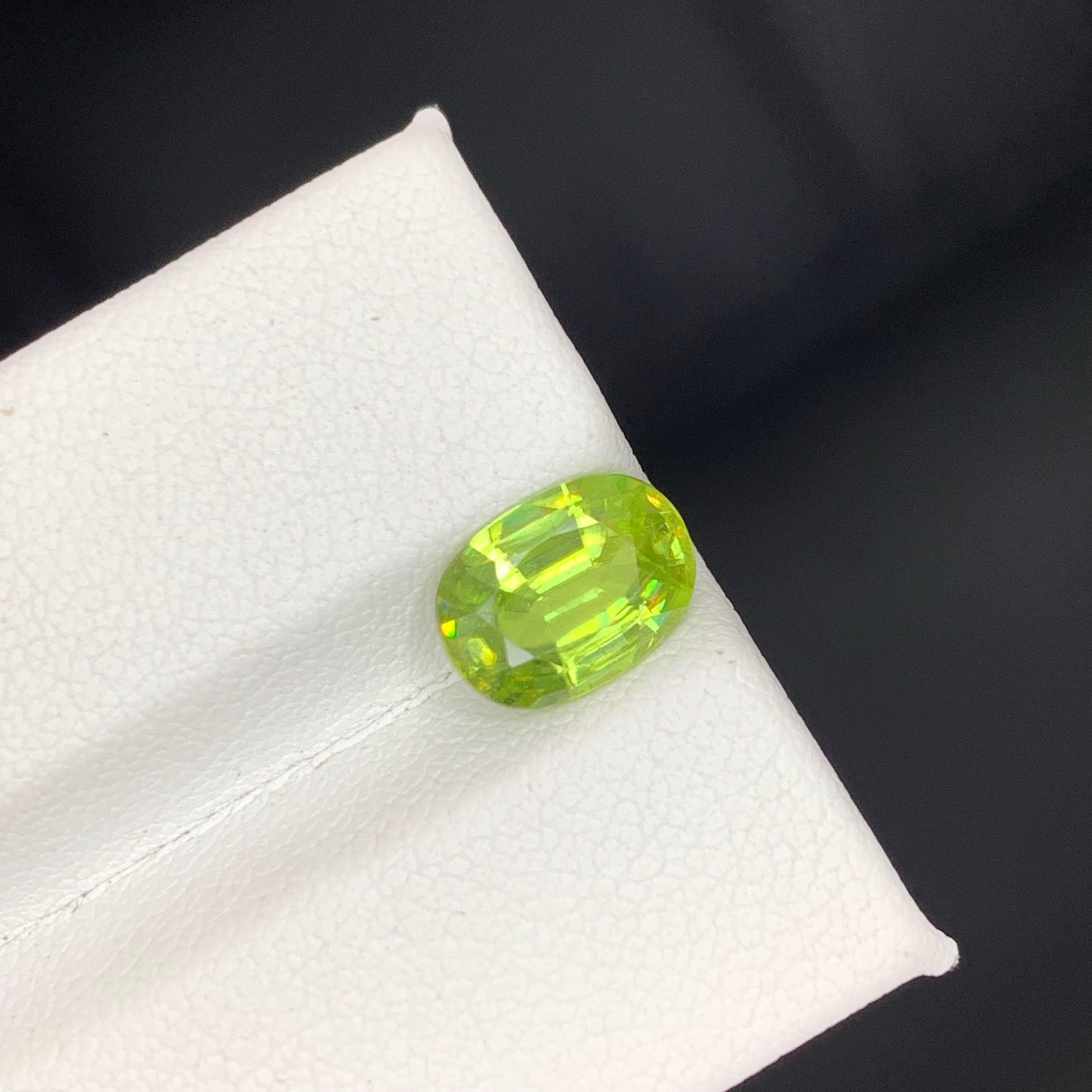 2,35 Karat natürlicher loser grüner Sphene Stein Oval geformt Madagaskars Edelstein im Angebot 1