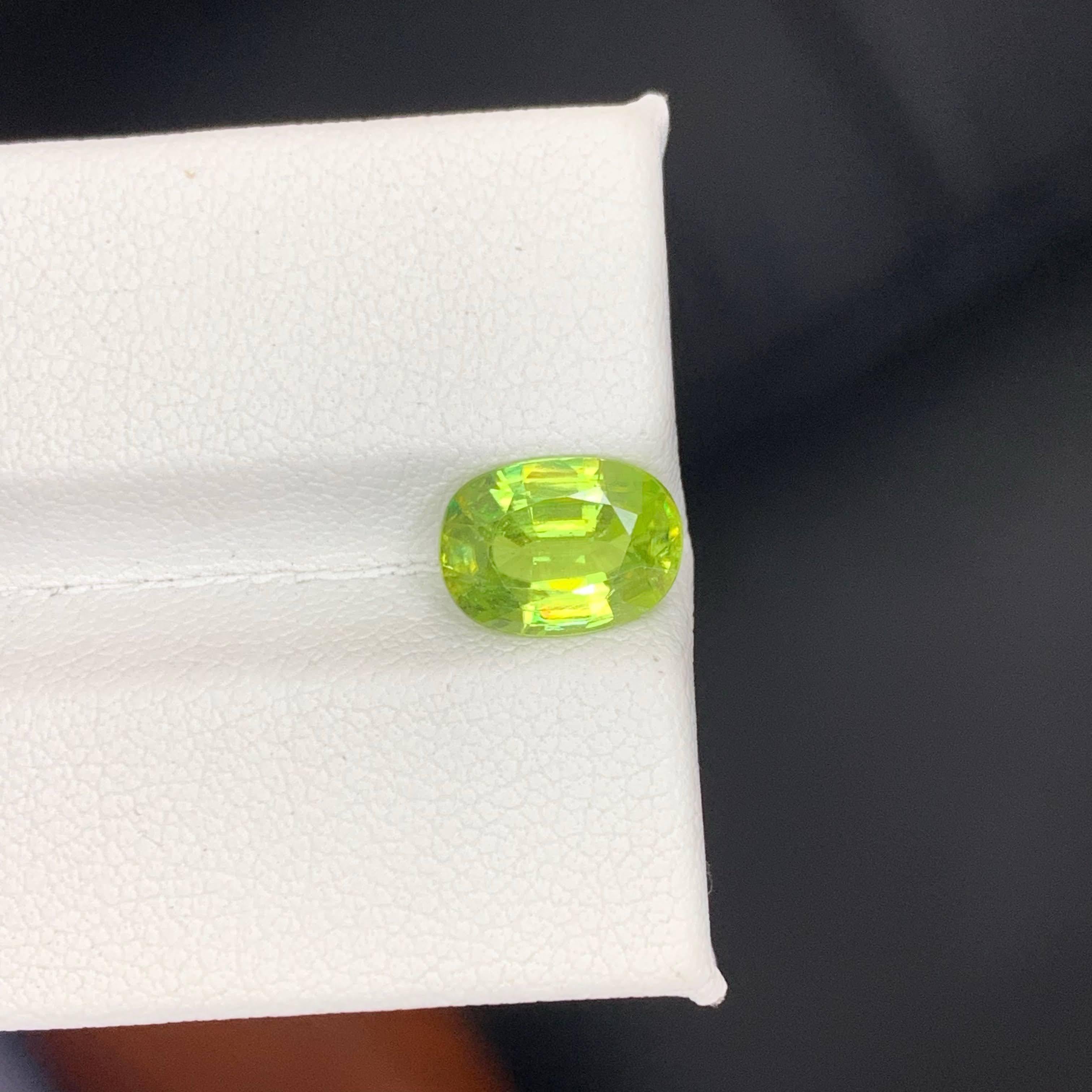 2,35 Karat natürlicher loser grüner Sphene Stein Oval geformt Madagaskars Edelstein im Angebot 2