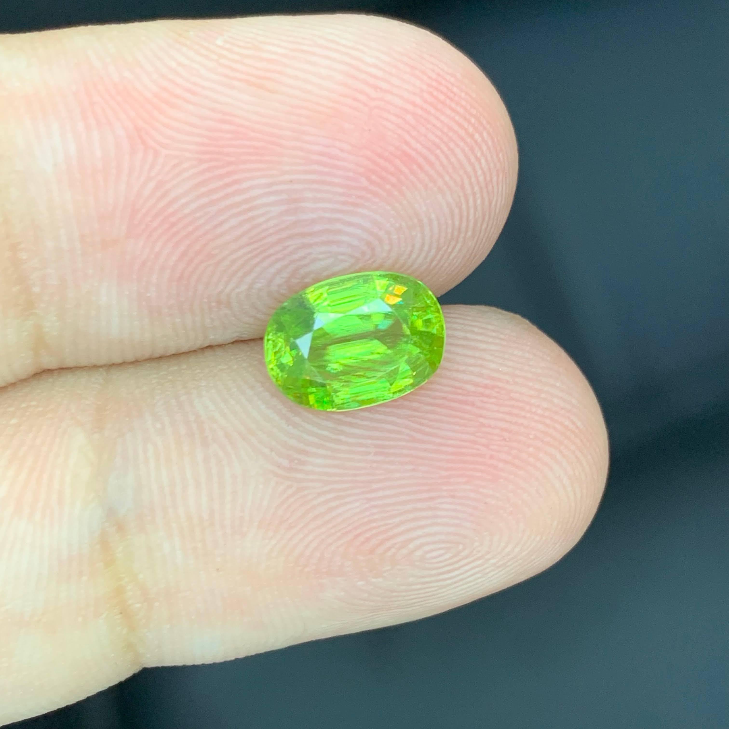2,35 Karat natürlicher loser grüner Sphene Stein Oval geformt Madagaskars Edelstein im Angebot 3