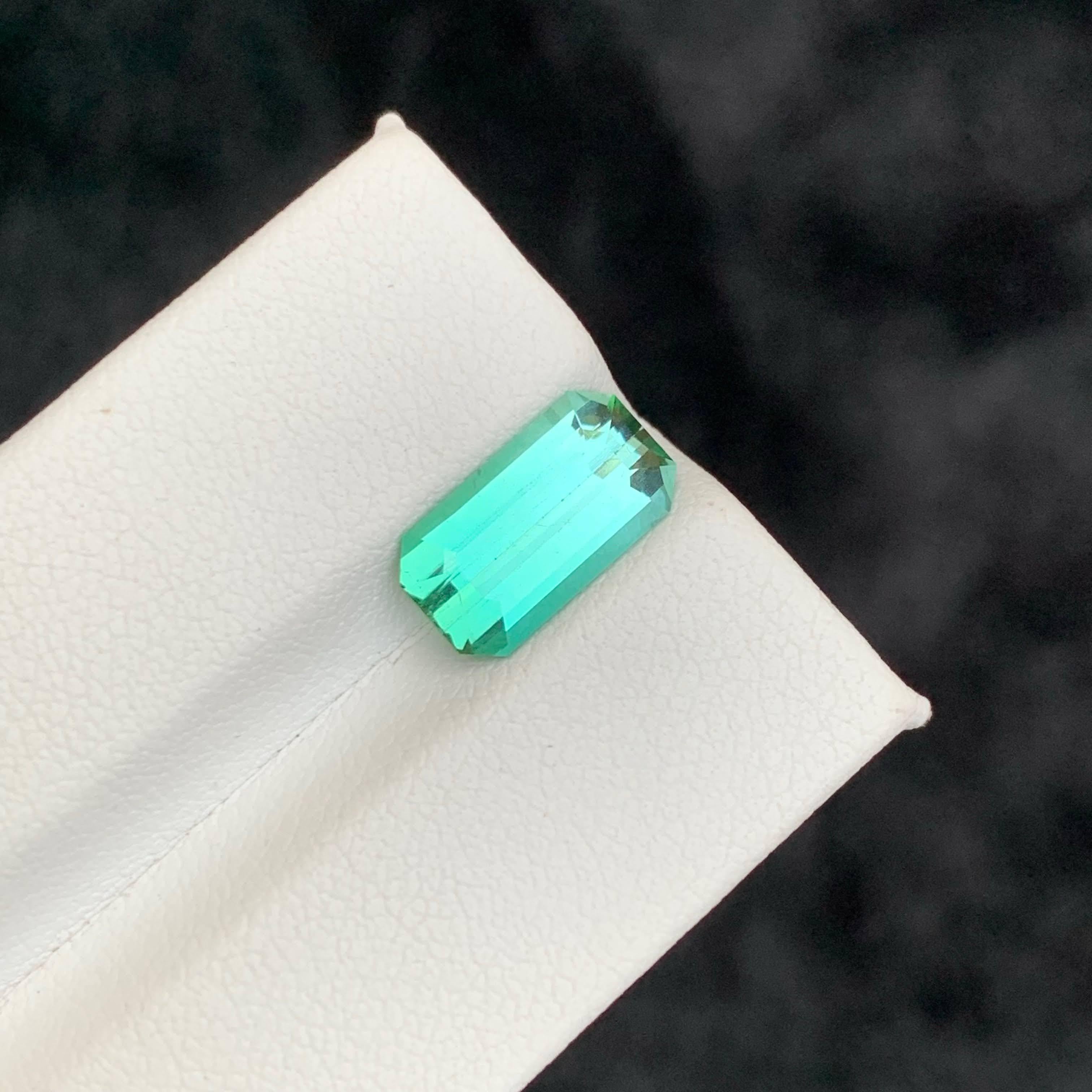 Moderne 2.35 Carat Natural Loose Lagoon Green Tourmaline Emerald Cut Afghan Gemstone (pierre précieuse afghane) en vente