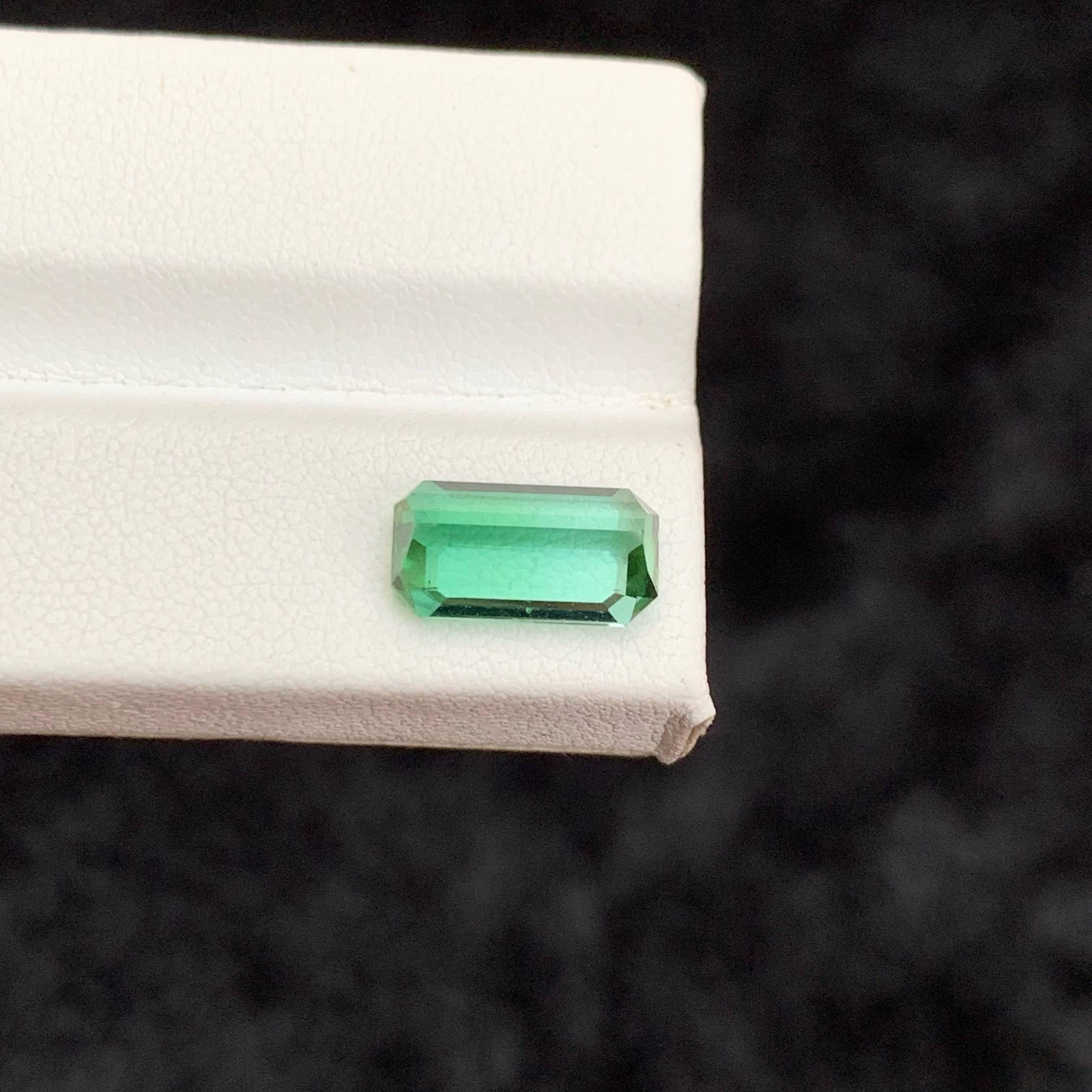 2.35 Carat Natural Loose Lagoon Green Tourmaline Emerald Cut Afghan Gemstone (pierre précieuse afghane) Unisexe en vente