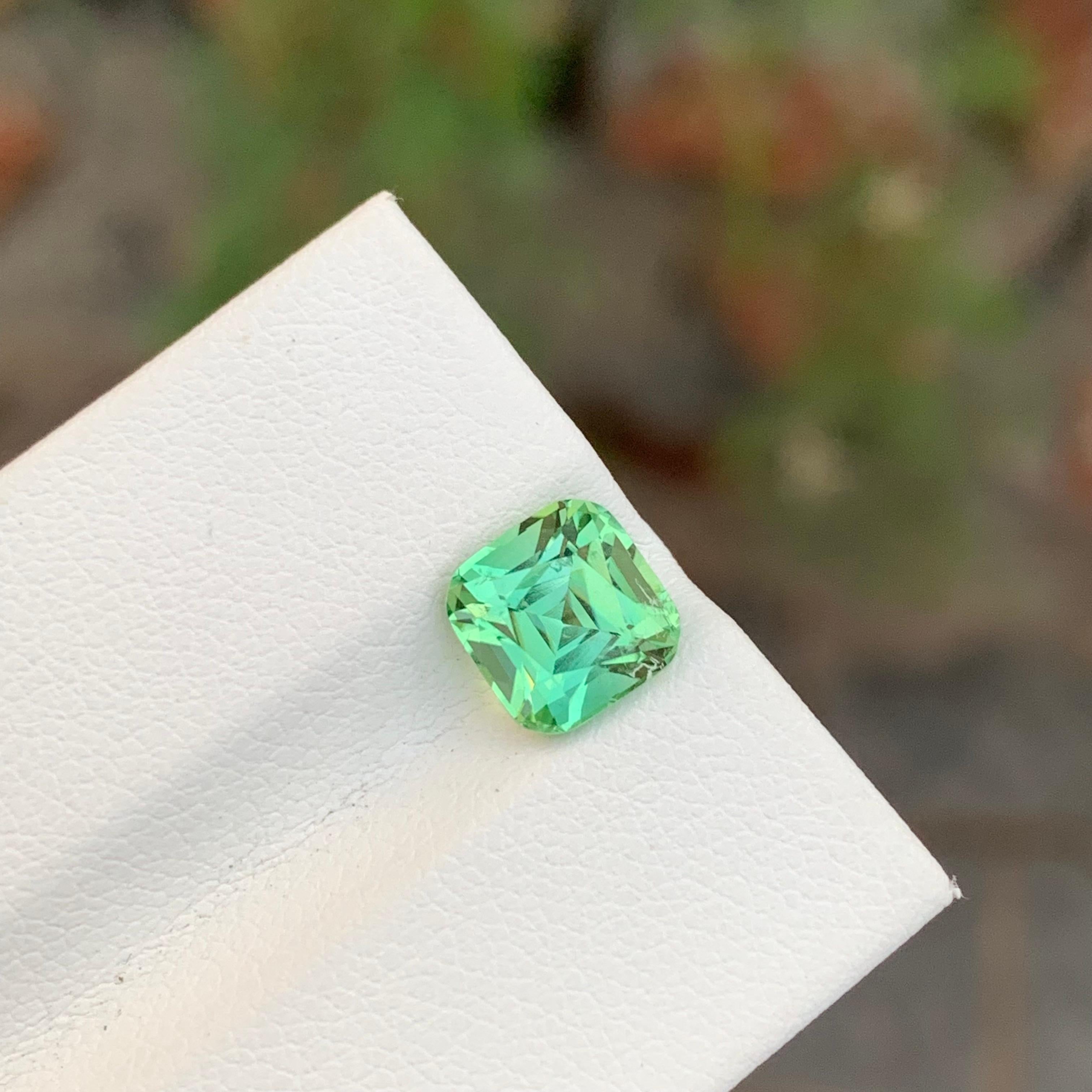 Arts and Crafts Tourmaline naturelle verte claire non sertie de 2,35 carats, pierre précieuse de forme carrée parfaite en vente