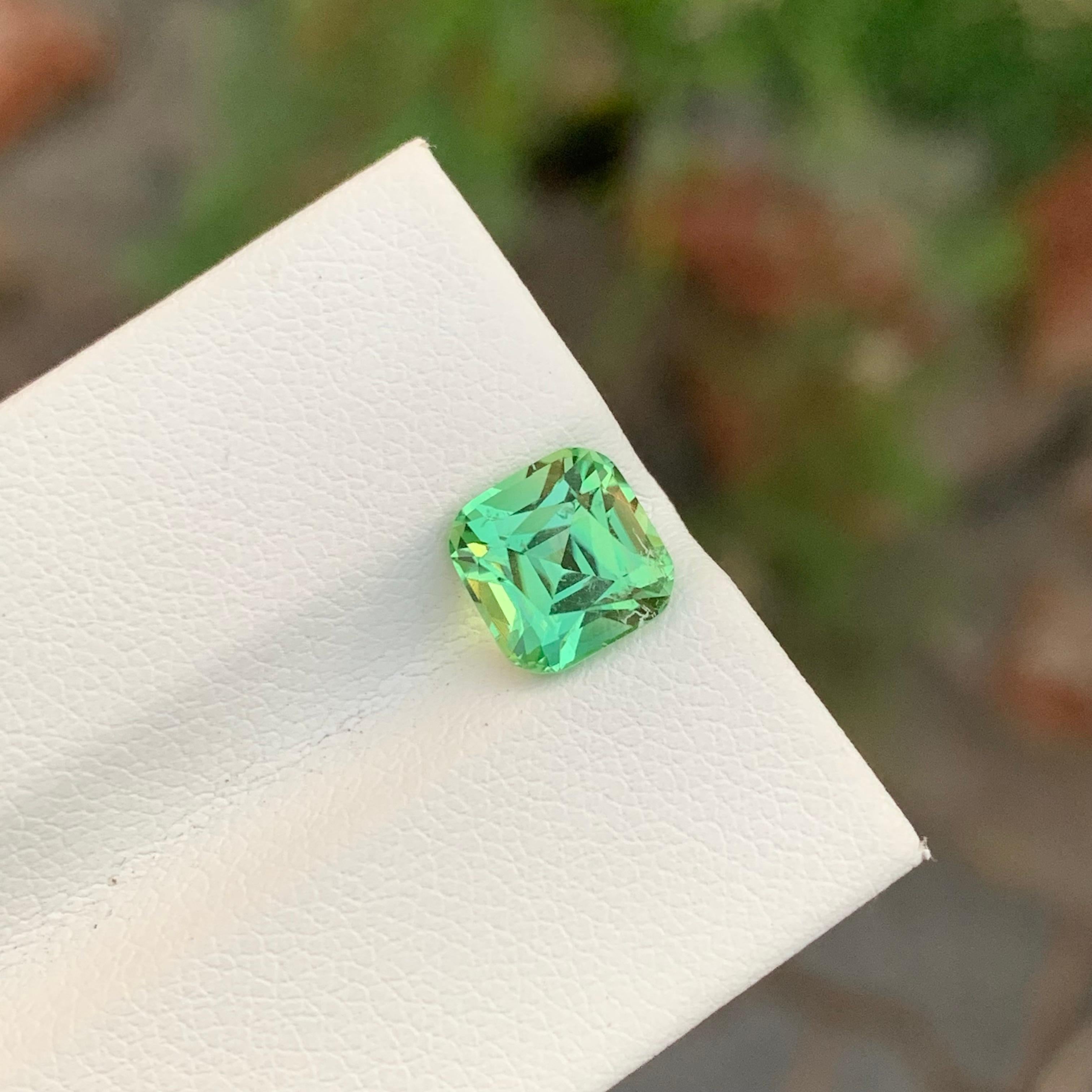 Taille carrée Tourmaline naturelle verte claire non sertie de 2,35 carats, pierre précieuse de forme carrée parfaite en vente